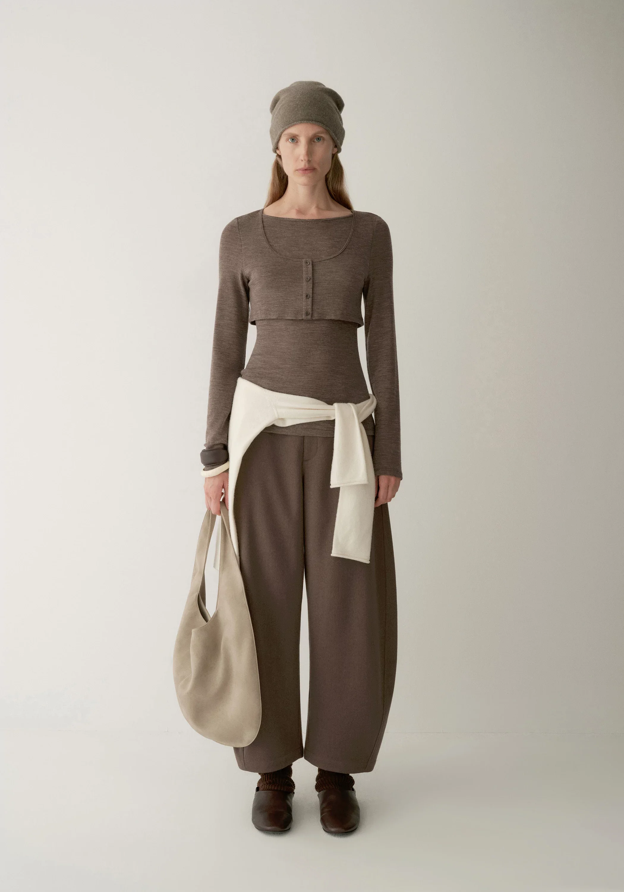Elastic-waist Curved Cropped Pants - Image 4