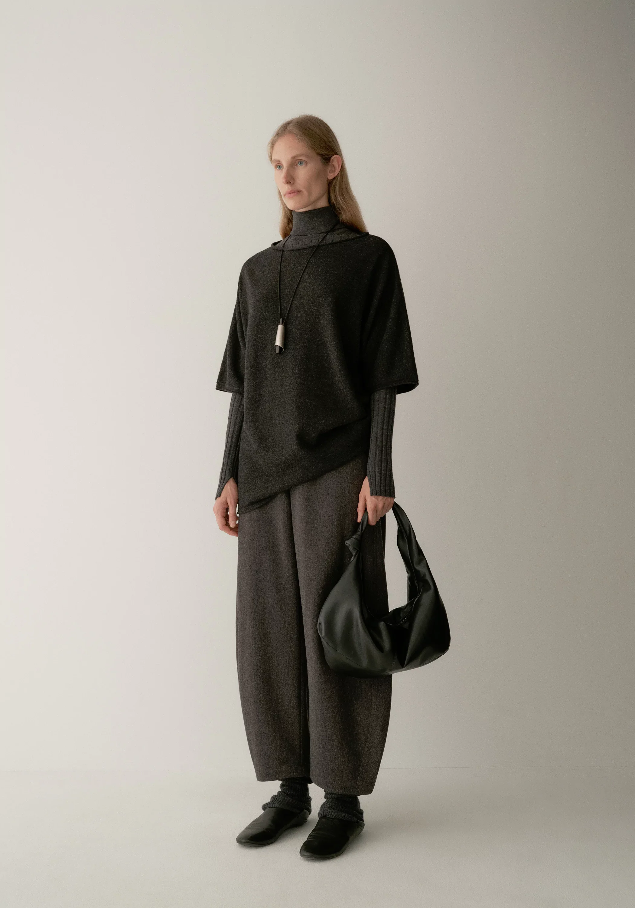 Elastic-waist Curved Cropped Pants - Image 5