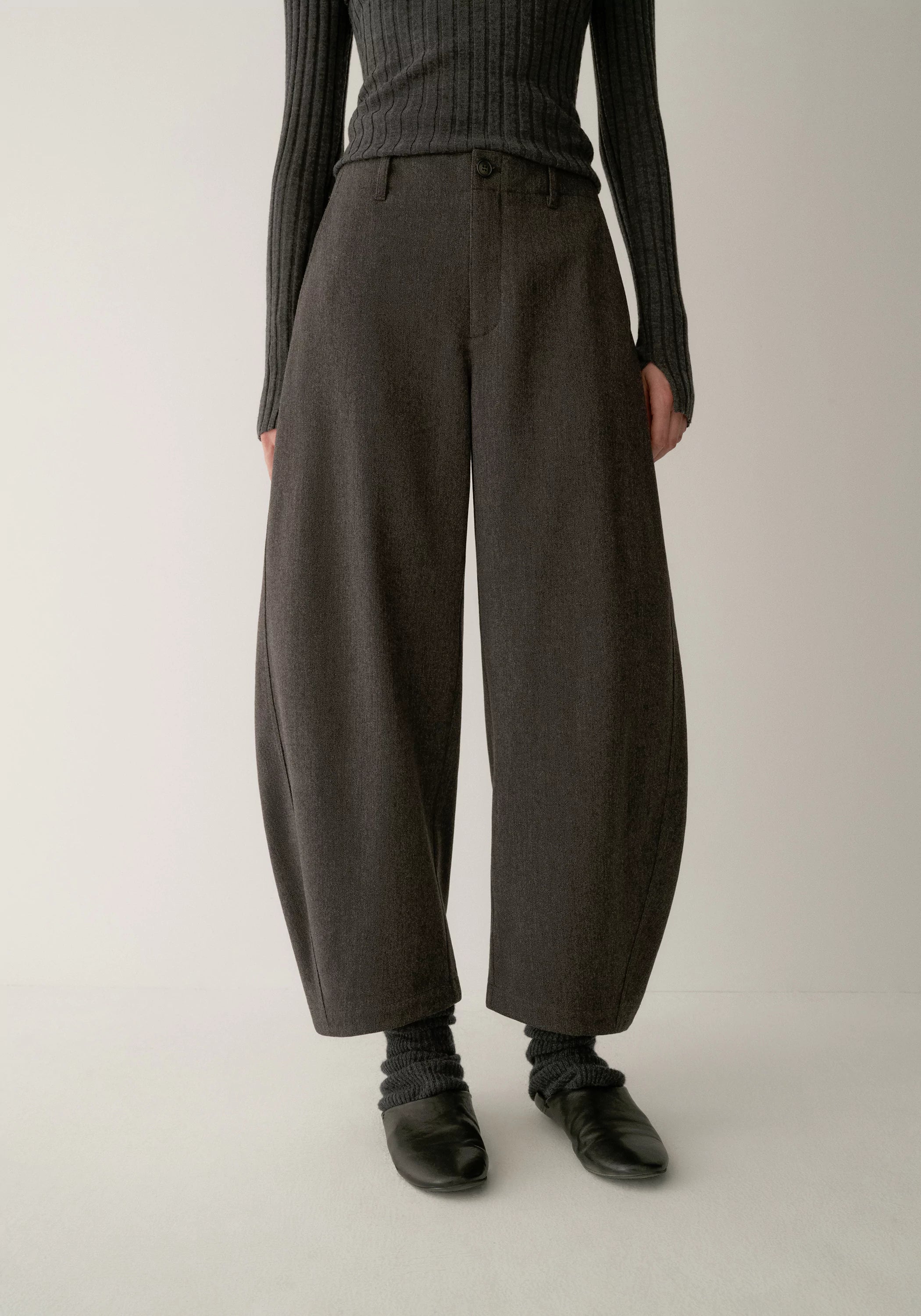 Elastic-waist Curved Cropped Pants - Image 7
