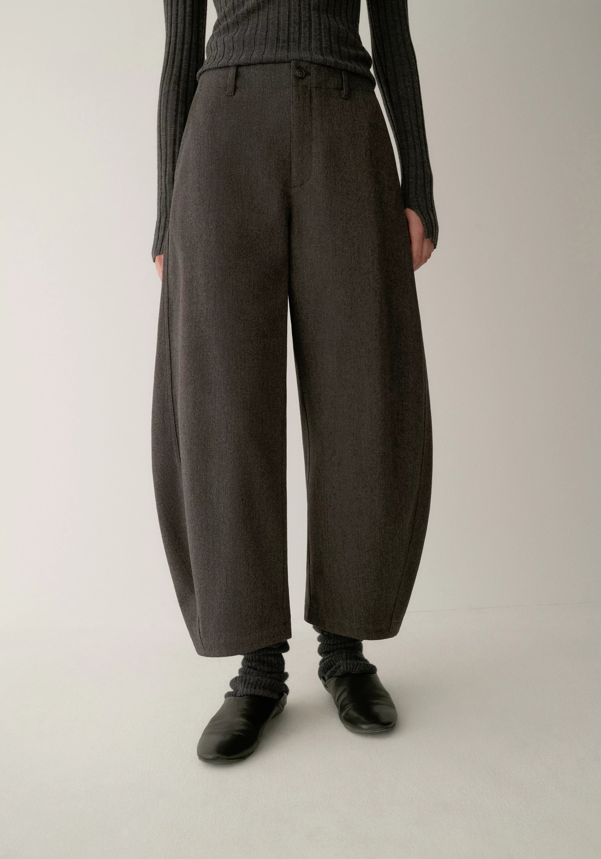 Elastic-waist Curved Cropped Pants - Image 8