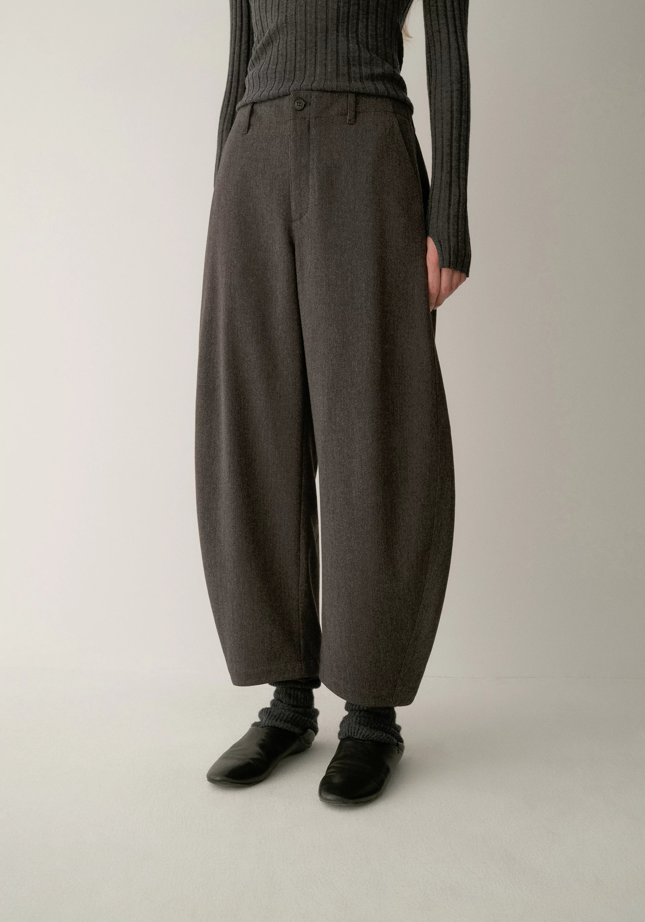 Elastic-waist Curved Cropped Pants - Image 9