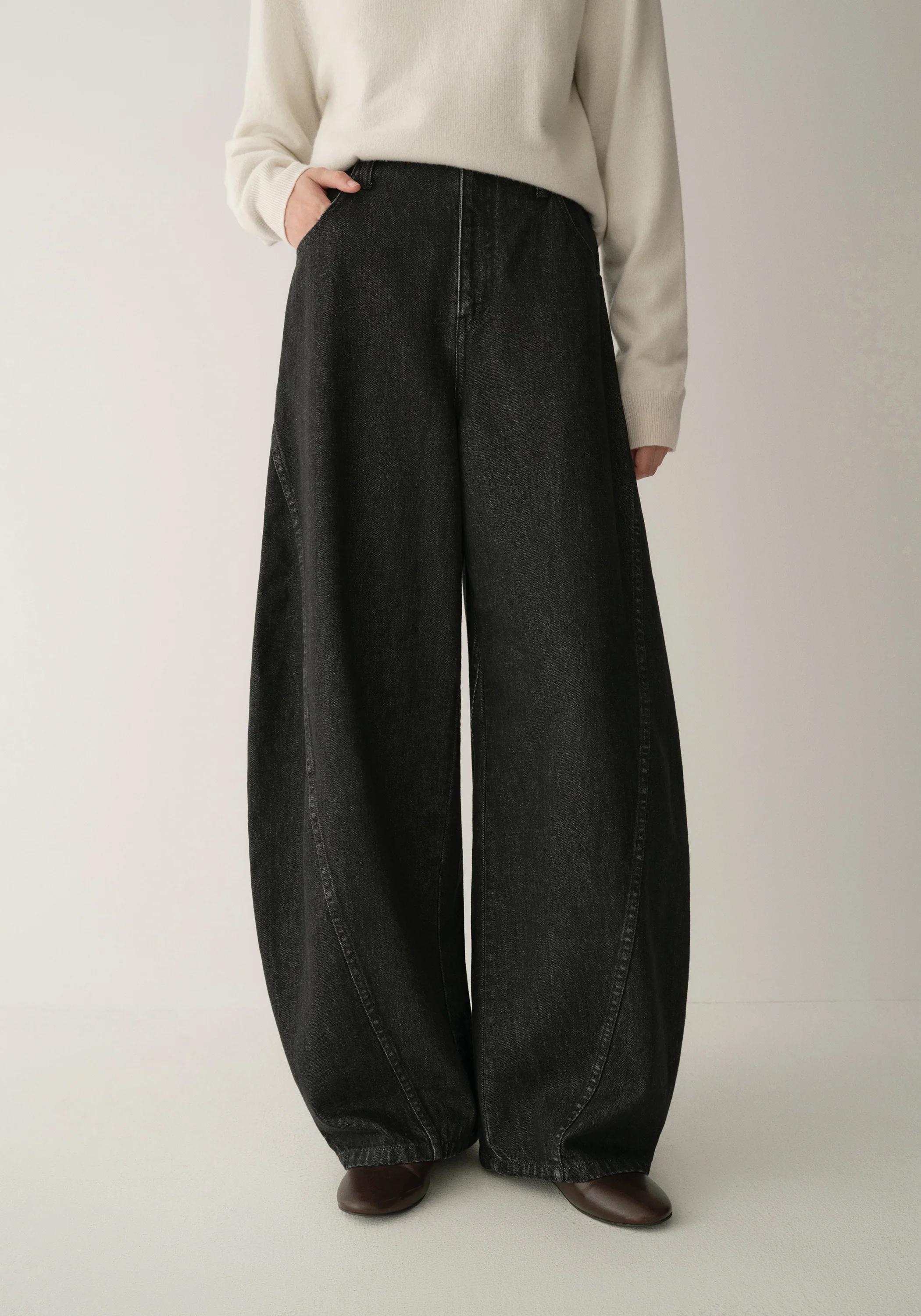 Retro Curved Jeans - Image 16