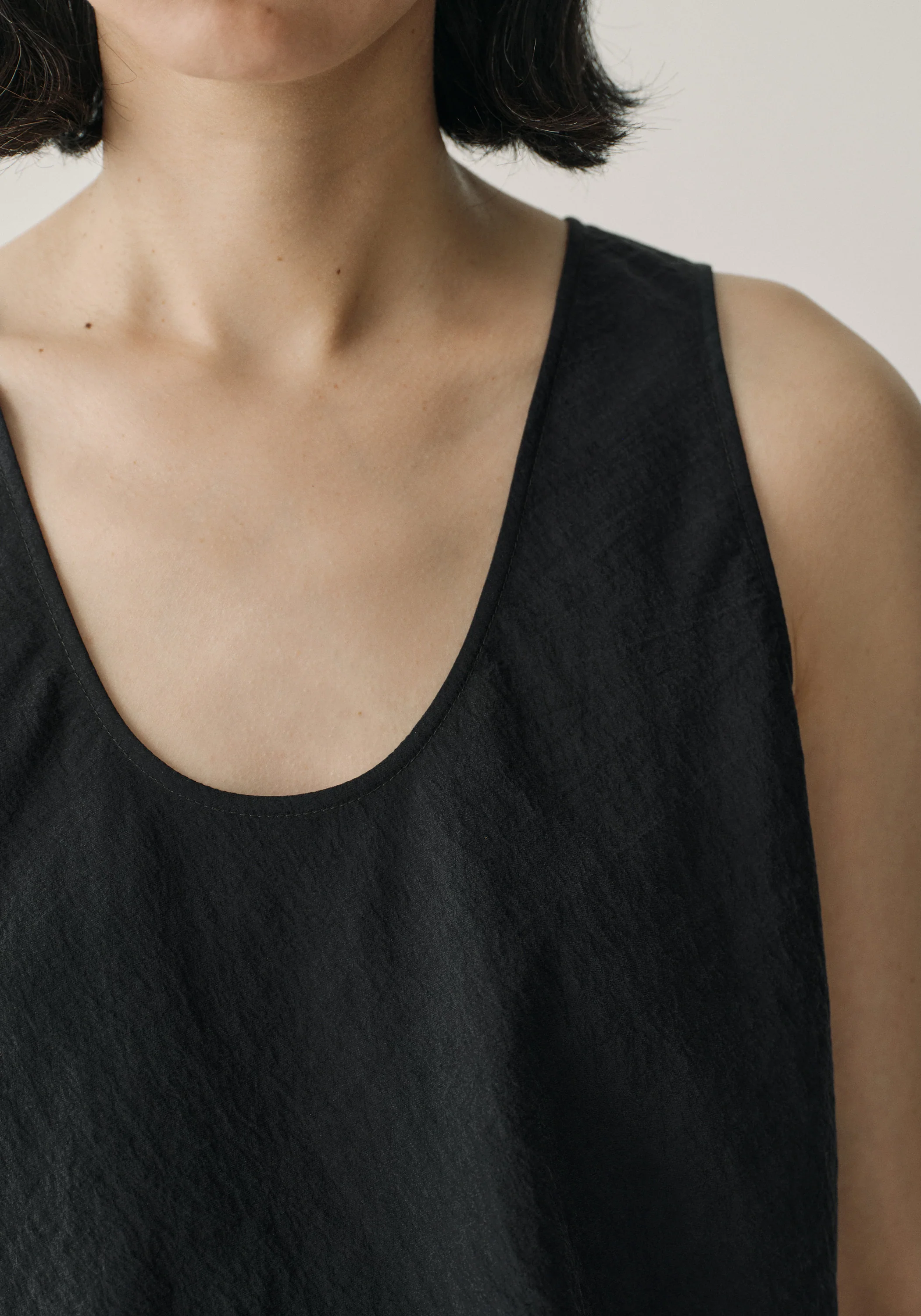 U-neck Sleeveless Top - Image 7