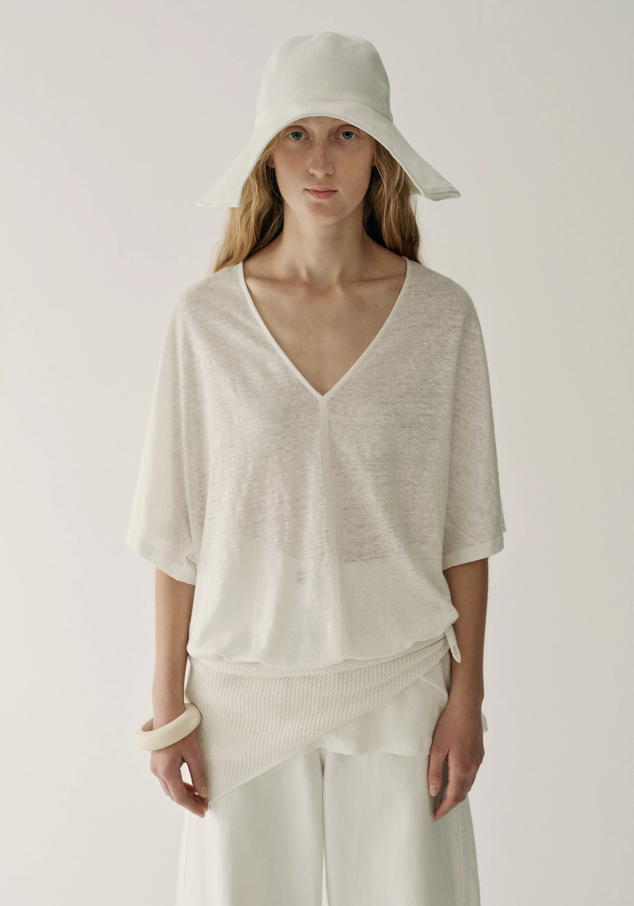 Linen V-neck T-shirt - Image 10