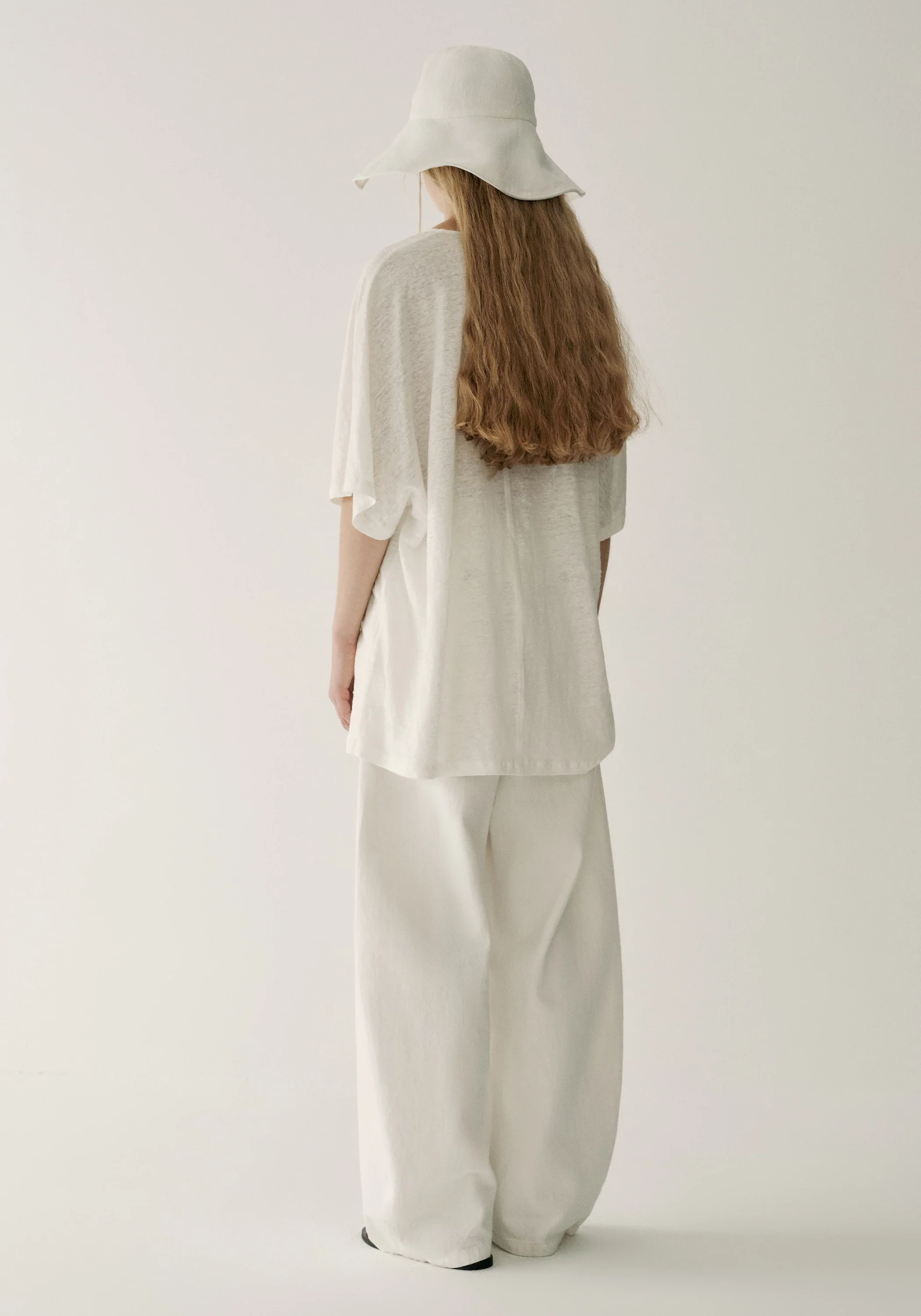 Linen V-neck T-shirt - Image 13