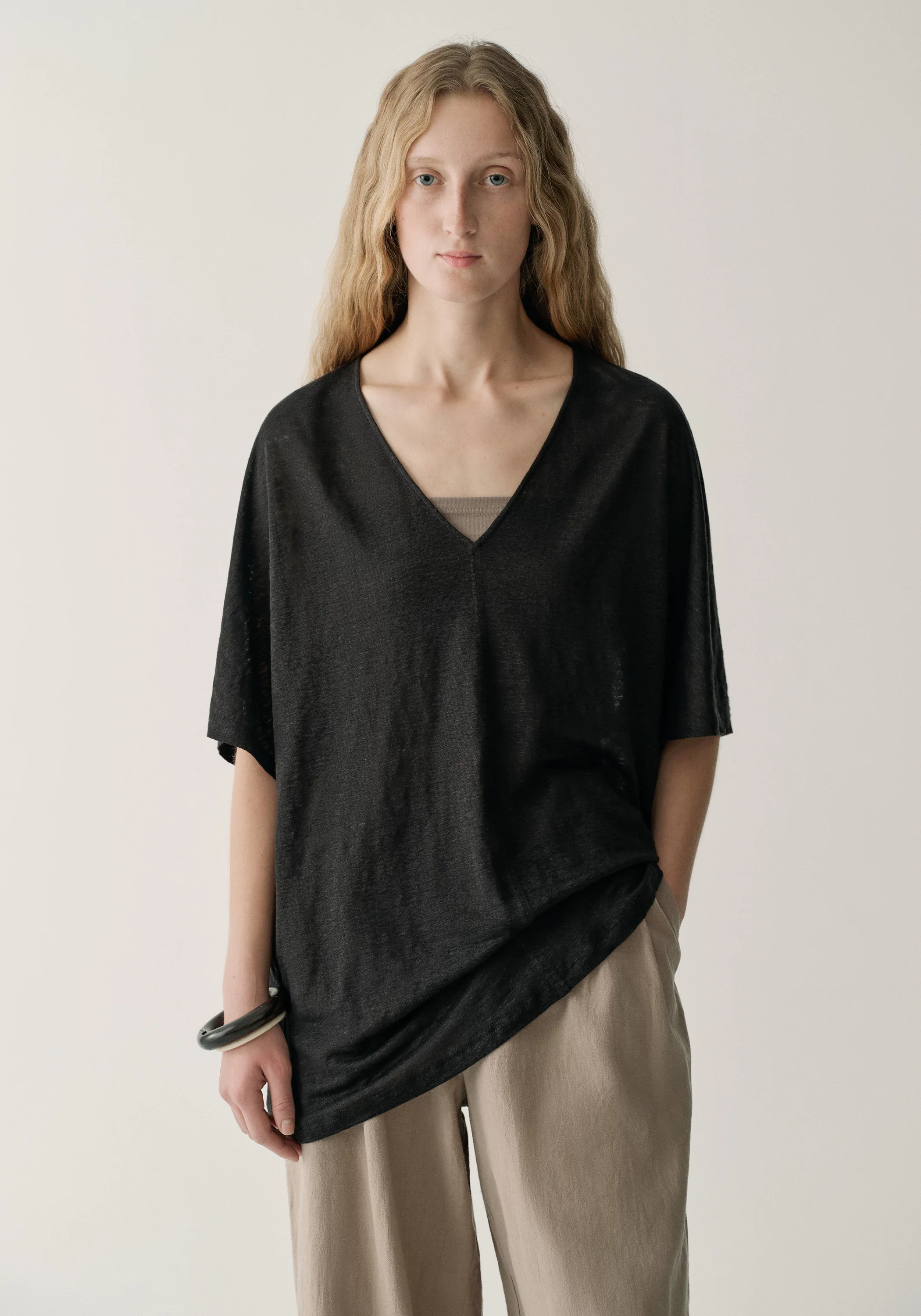 Linen V-neck T-shirt - Image 15