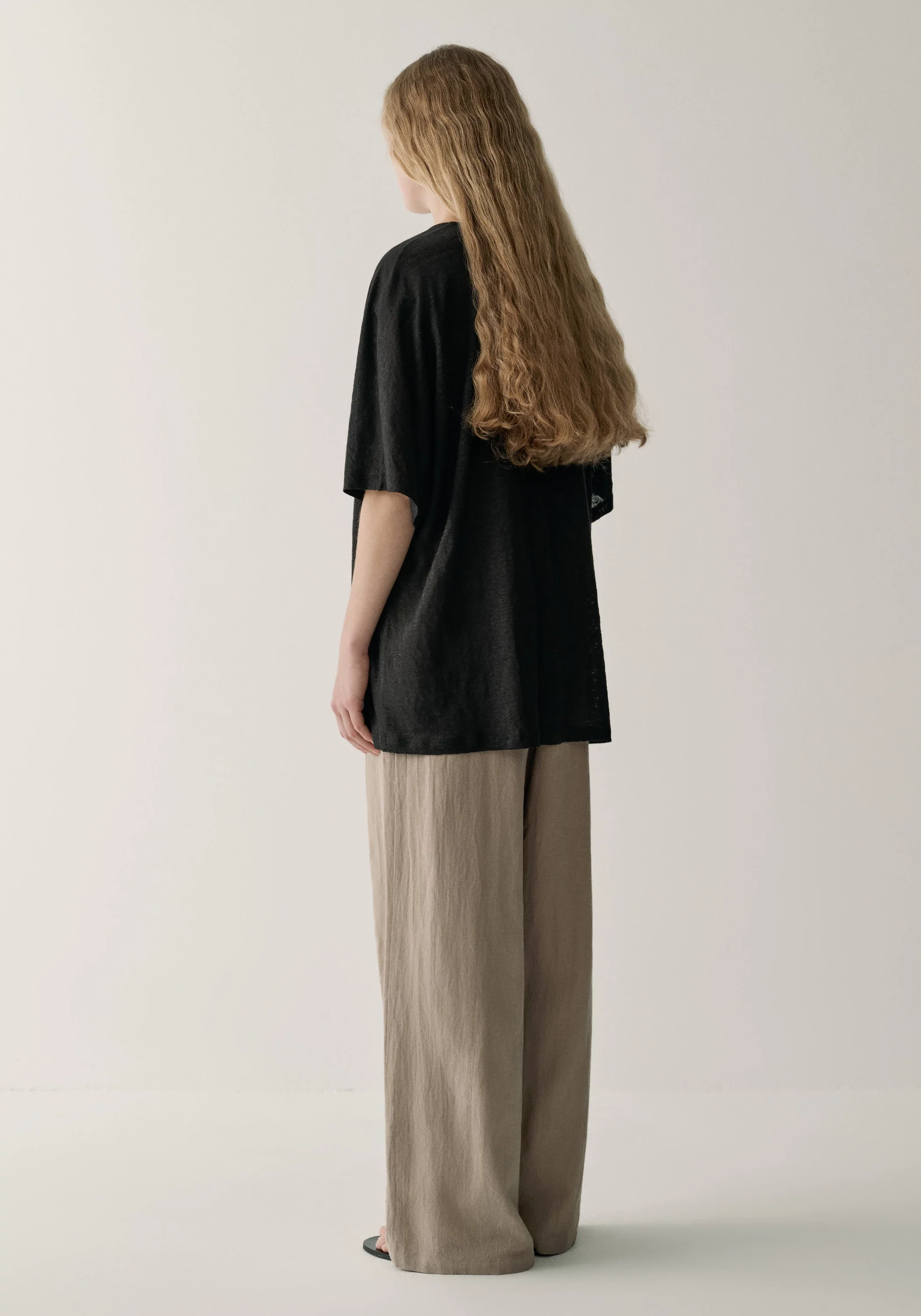 Linen V-neck T-shirt - Image 18