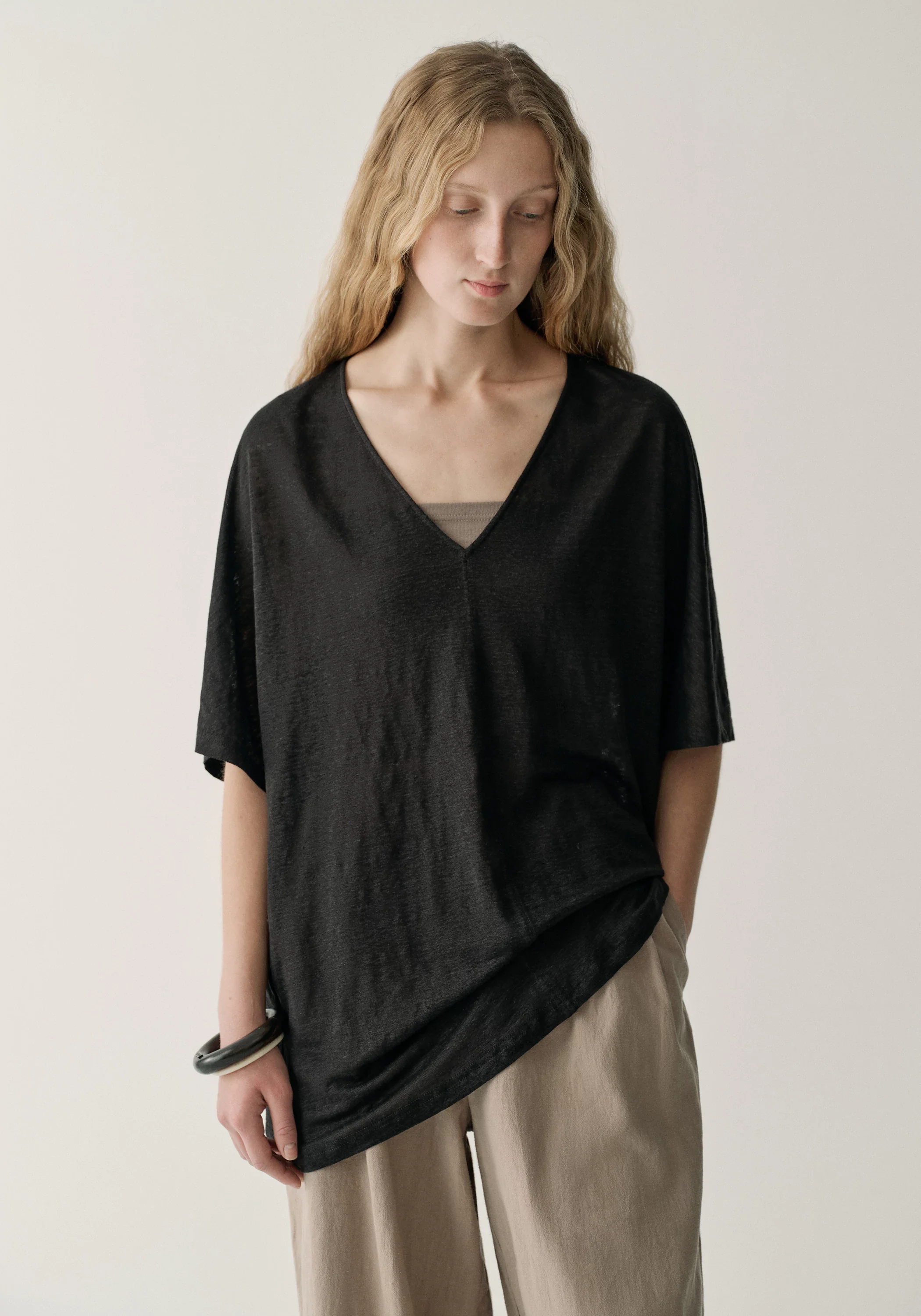 Linen V-neck T-shirt - Image 19