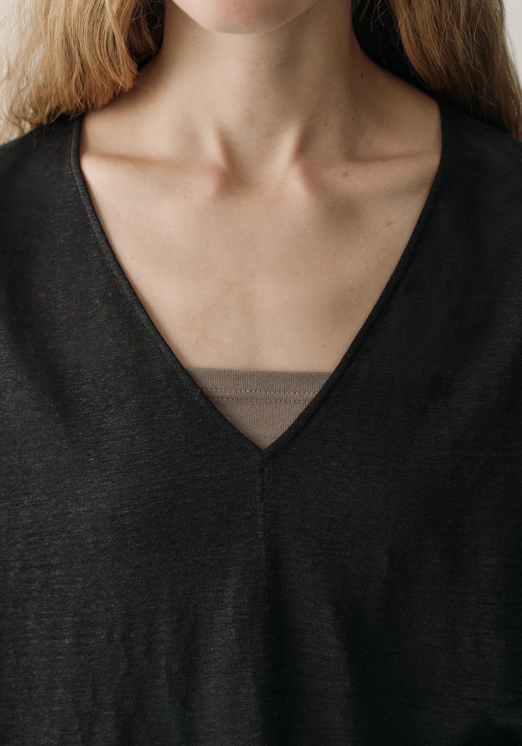 Linen V-neck T-shirt - Image 20