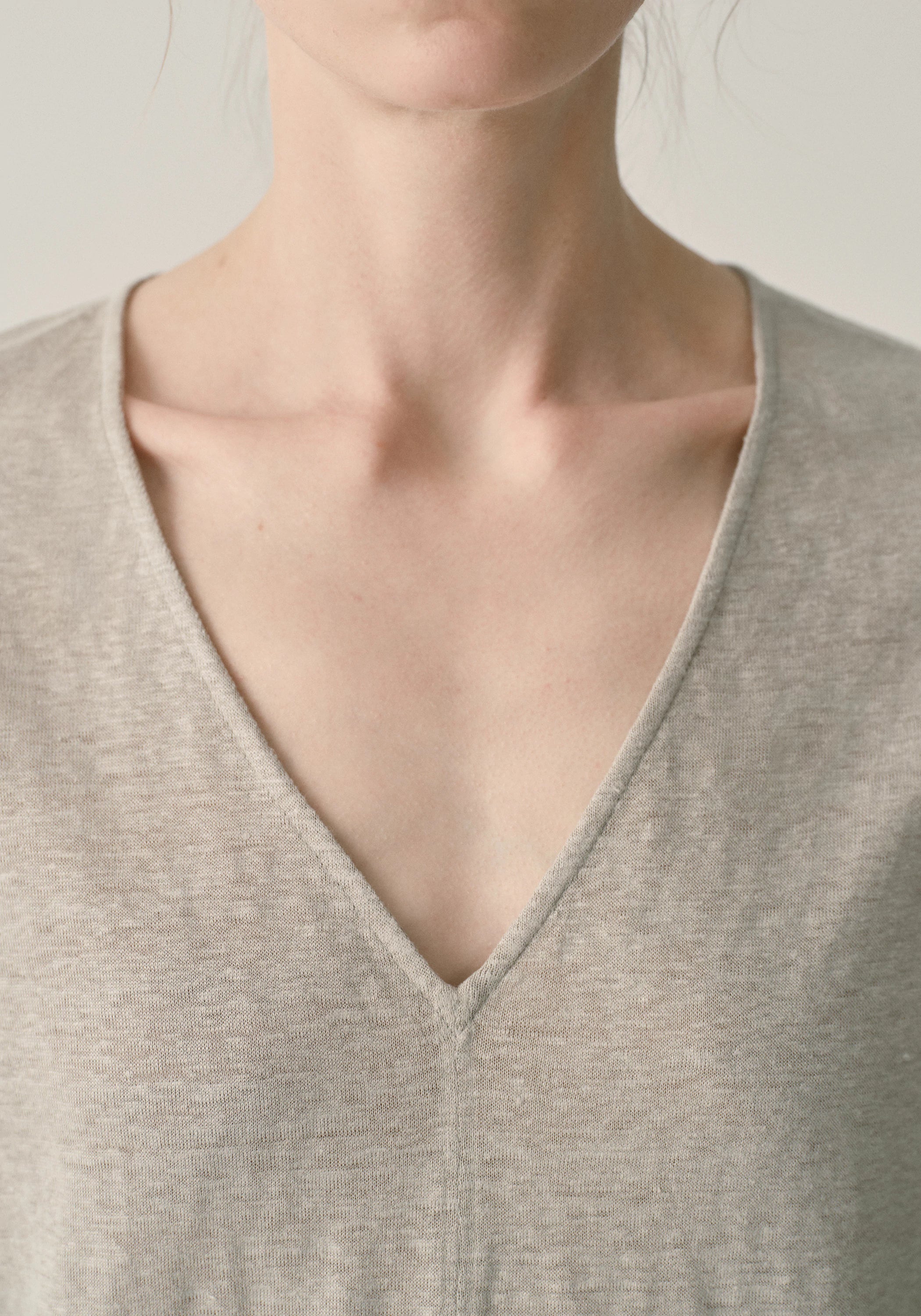 Linen V-neck T-shirt - Image 7
