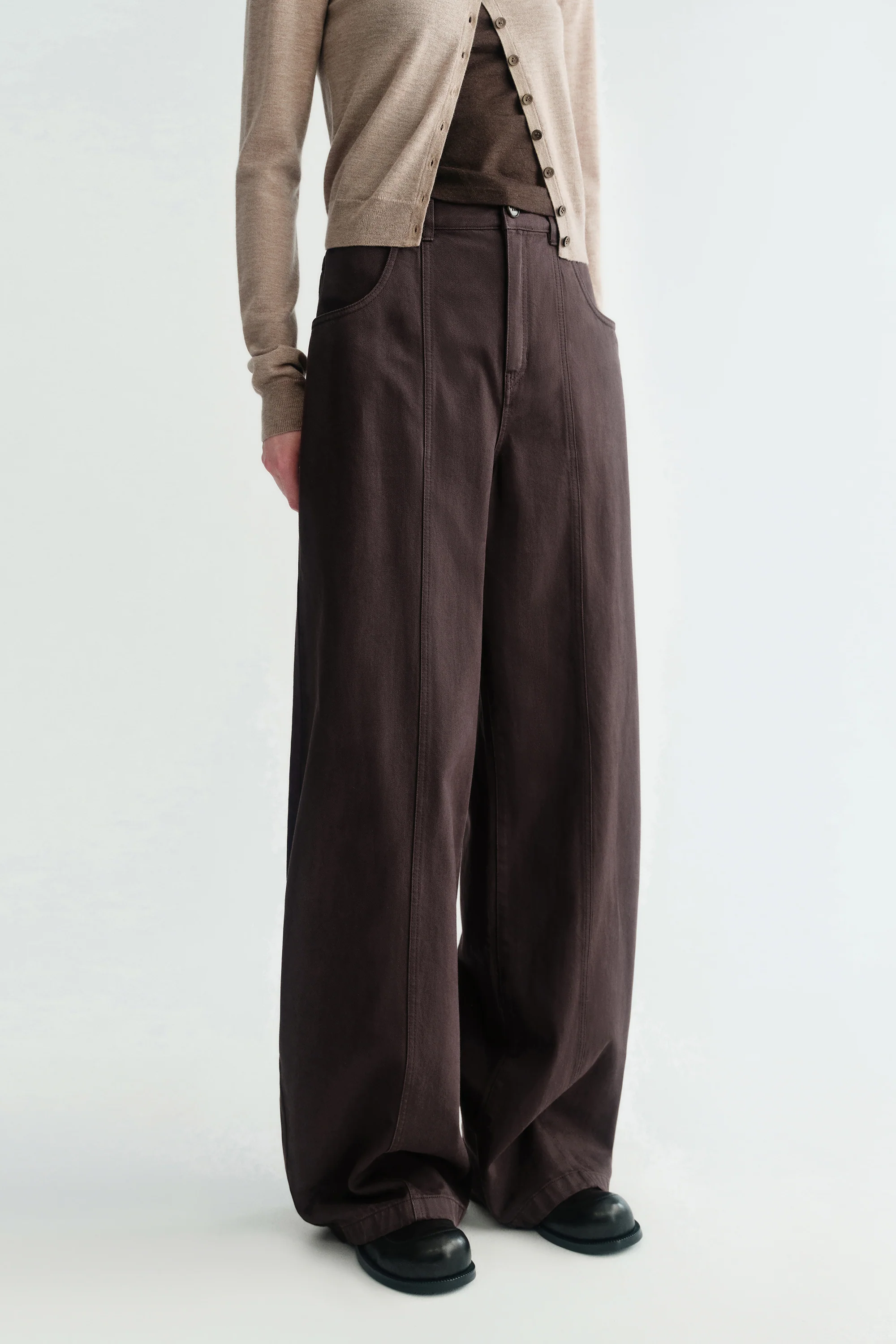 Off-Duty Curved Jeans - Image 19