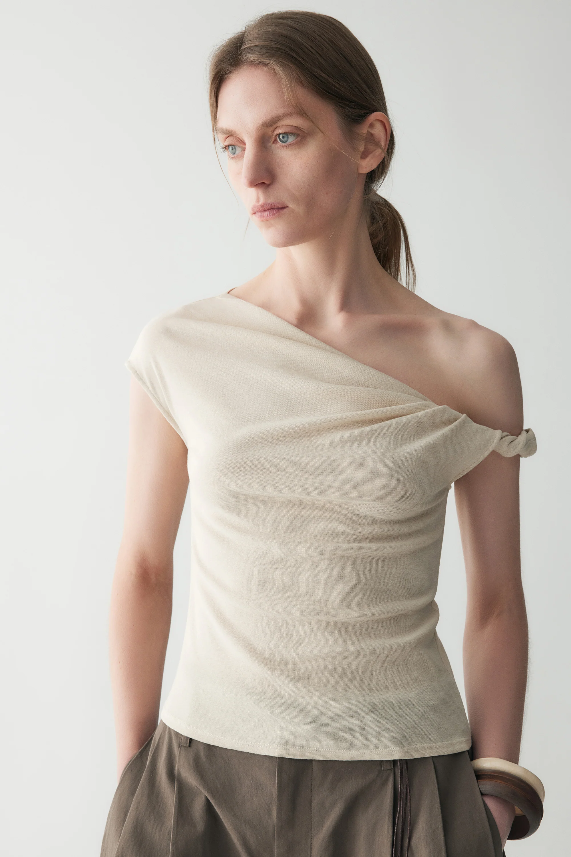 One-shoulder Twist T-shirt - Image 25