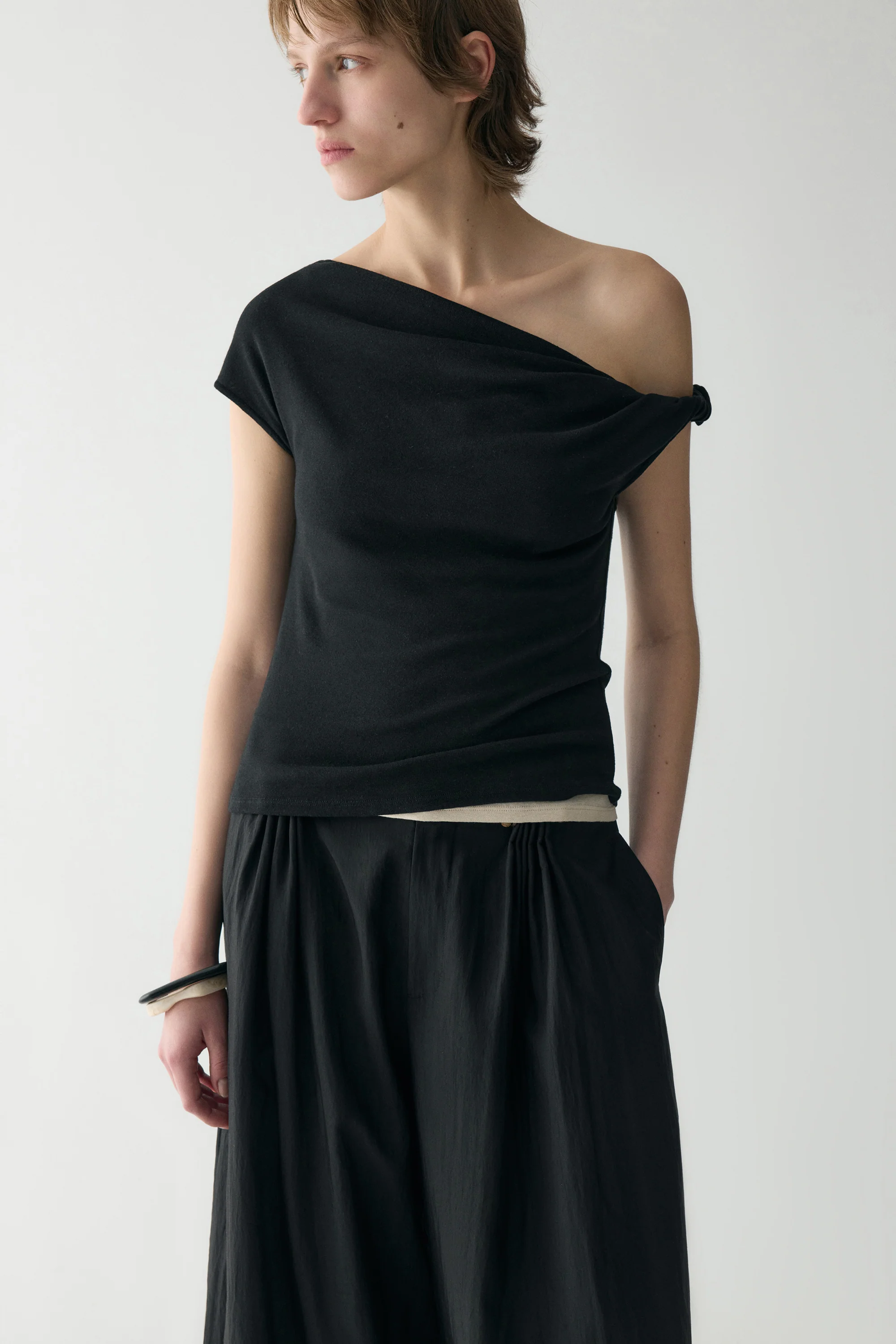 One-shoulder Twist T-shirt - Image 32