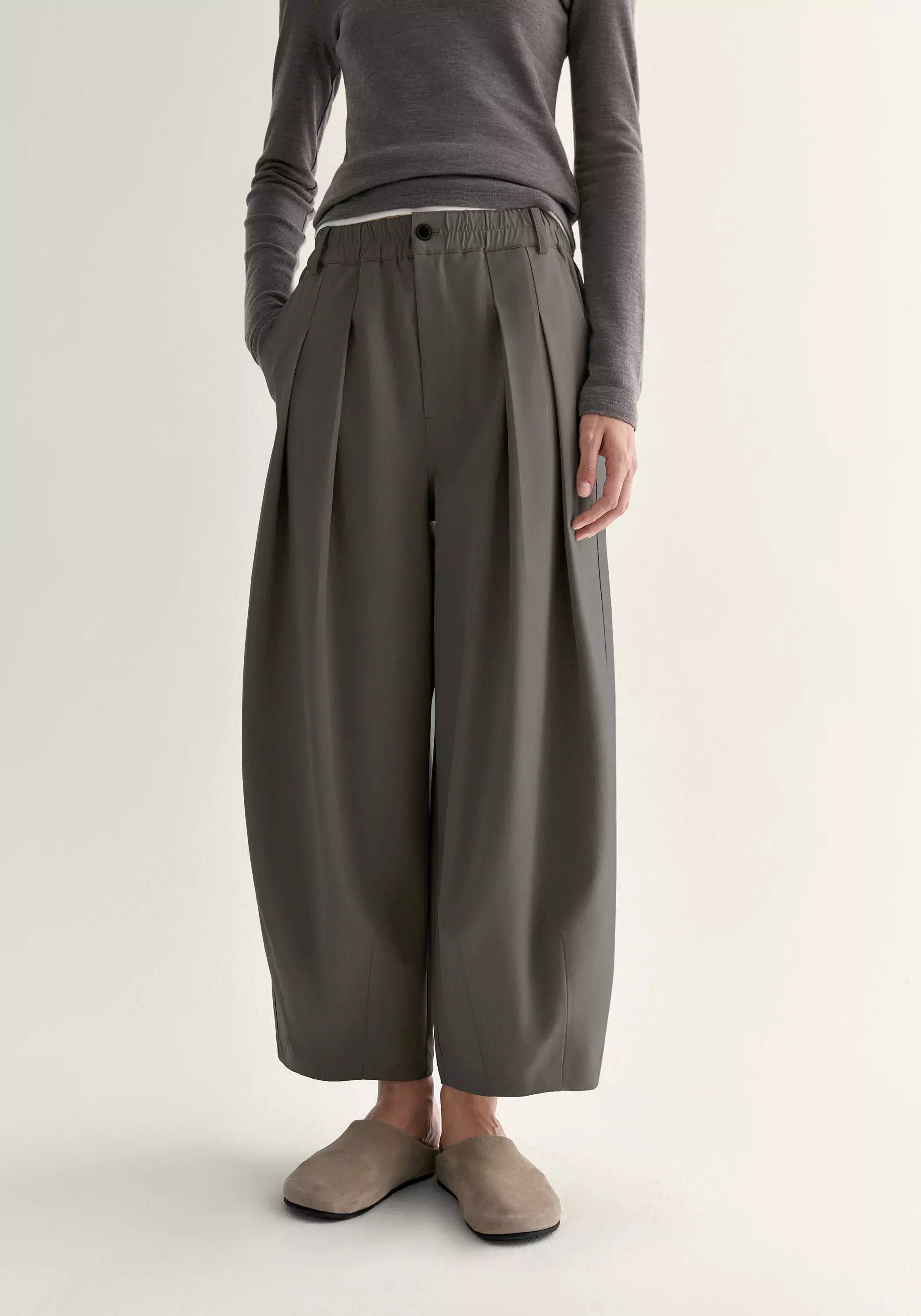 Pleated Cropped Pants - Image 9