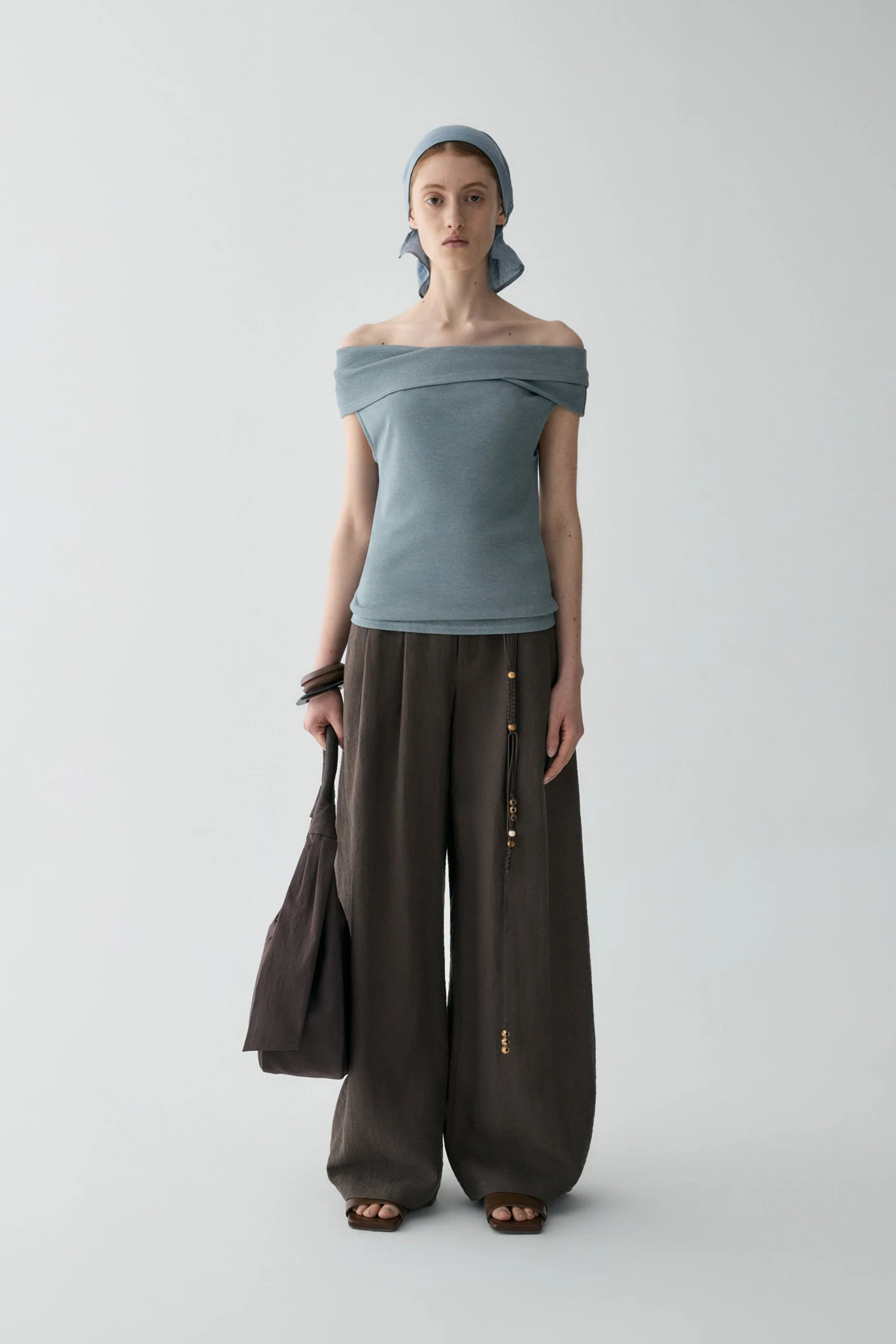 Pleated Curved Linen Pants - Image 11