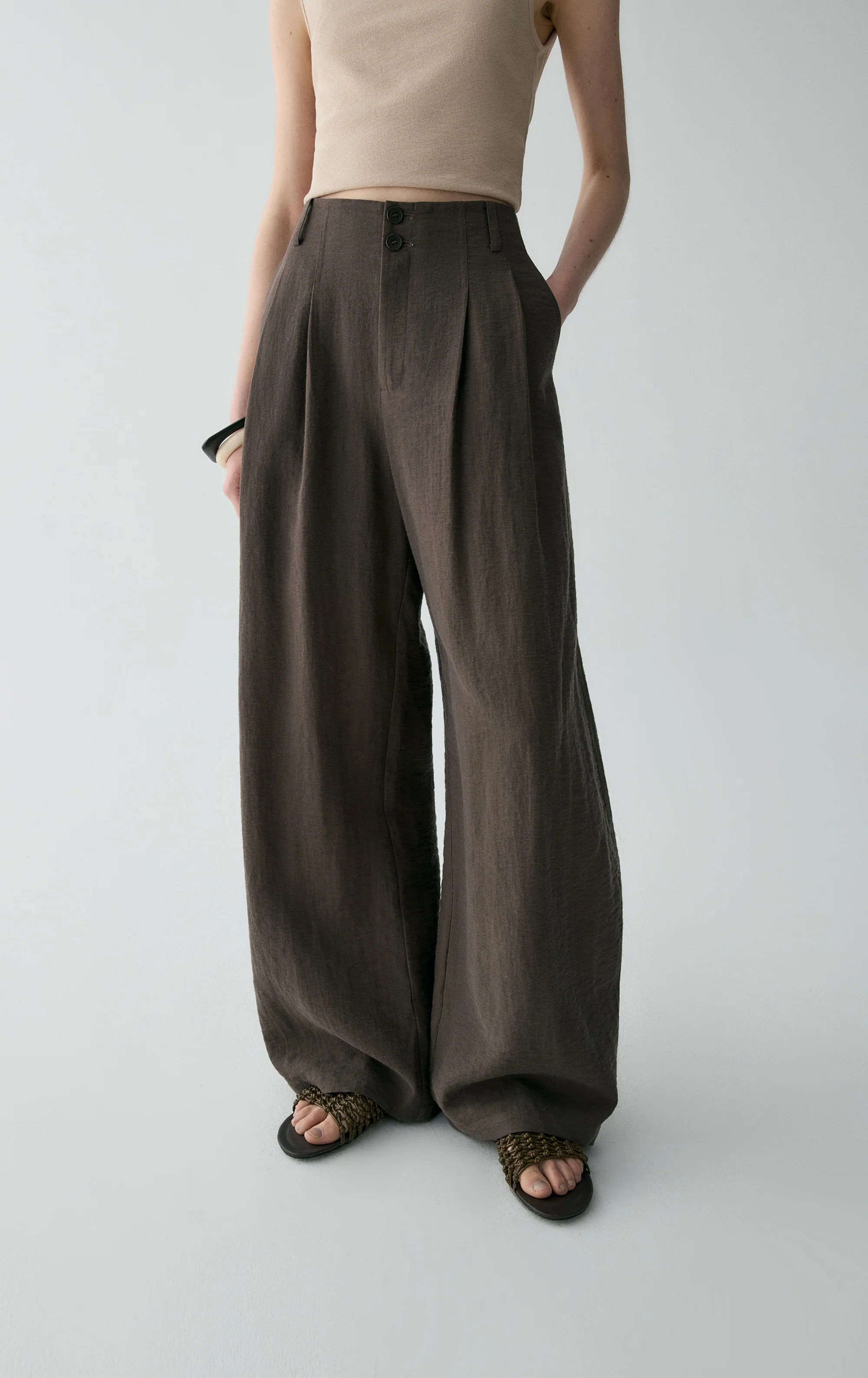 Pleated Curved Linen Pants - Image 12