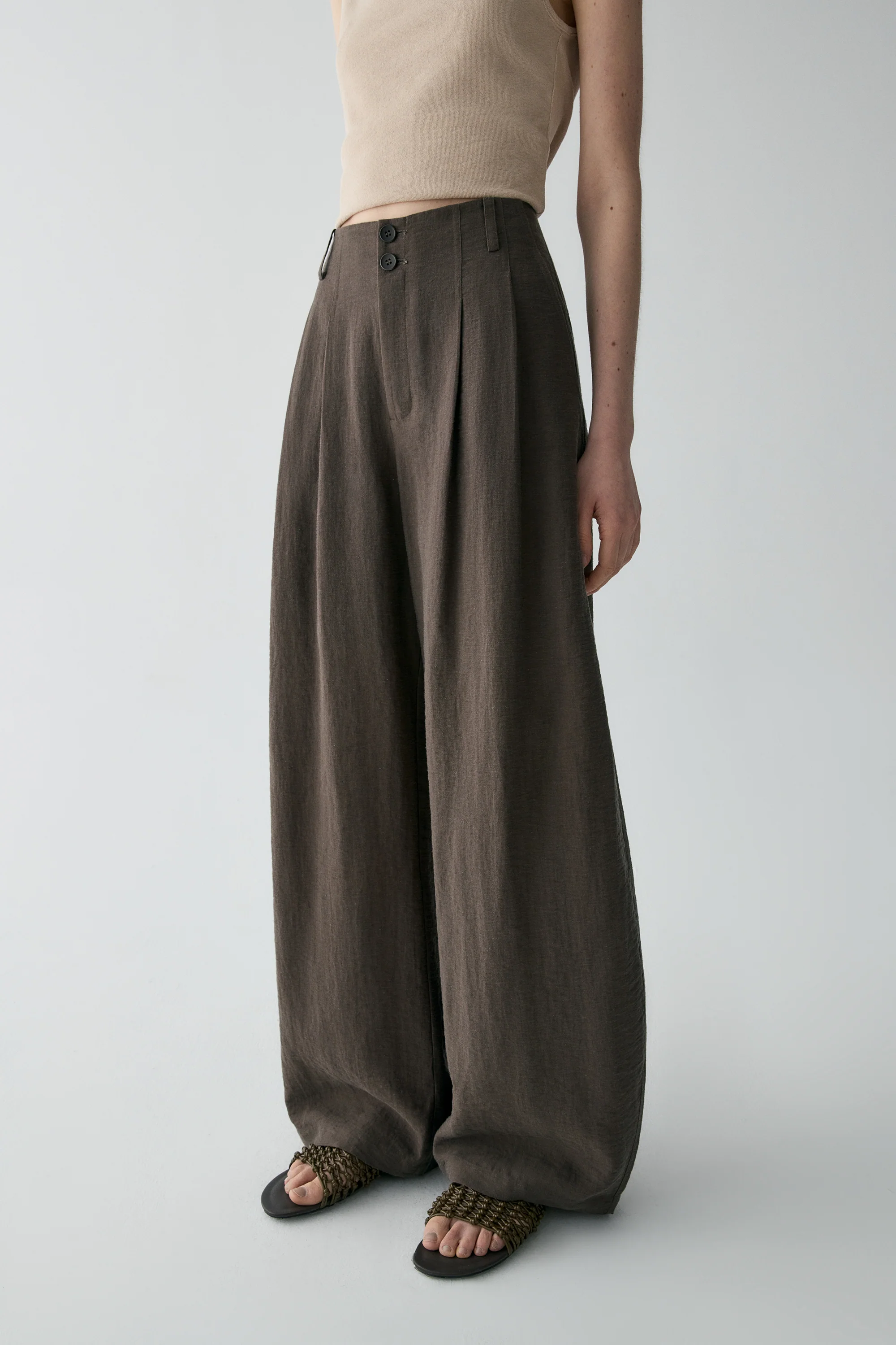 Pleated Curved Linen Pants - Image 13