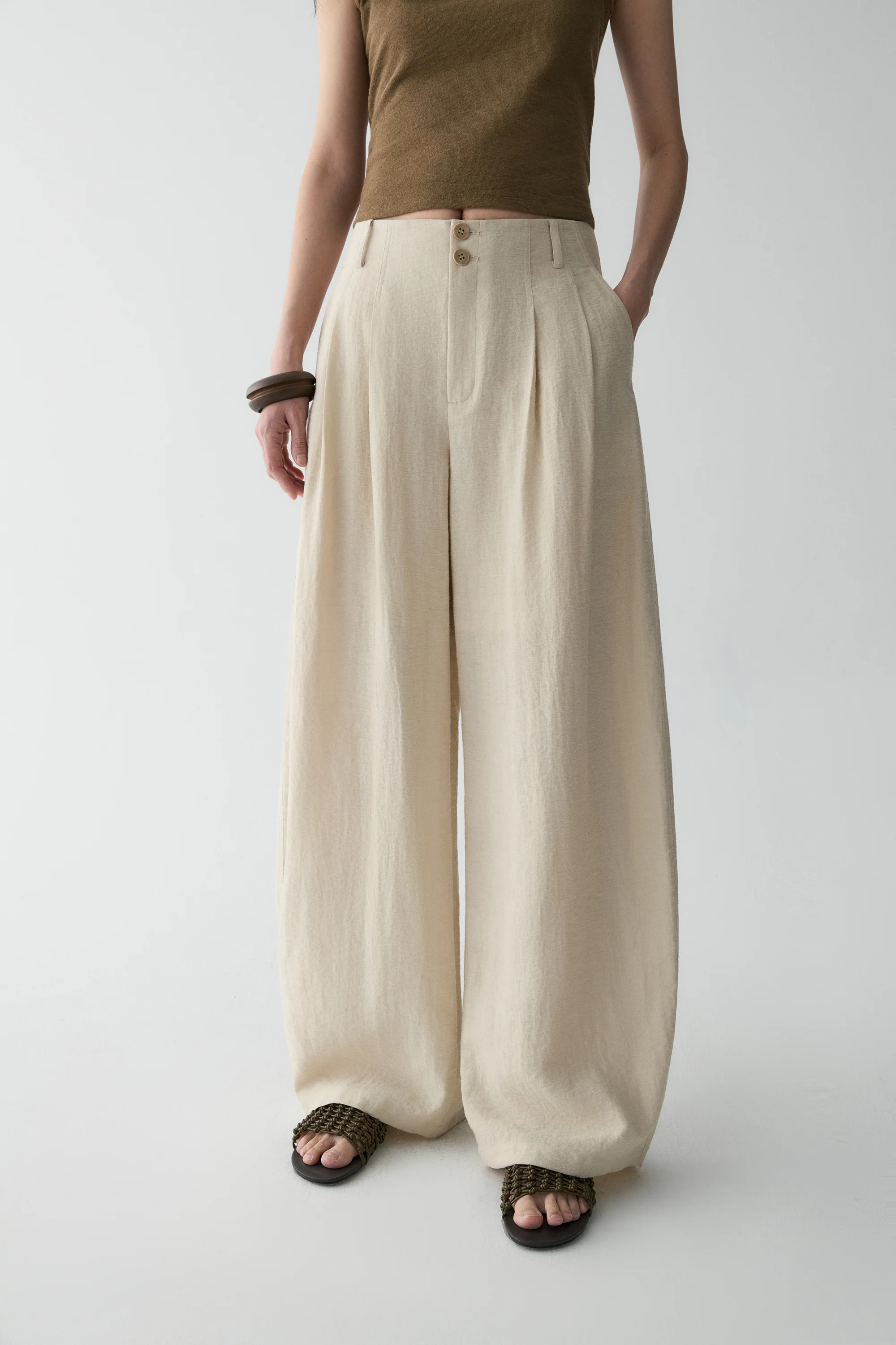 Pleated Curved Linen Pants - Image 17