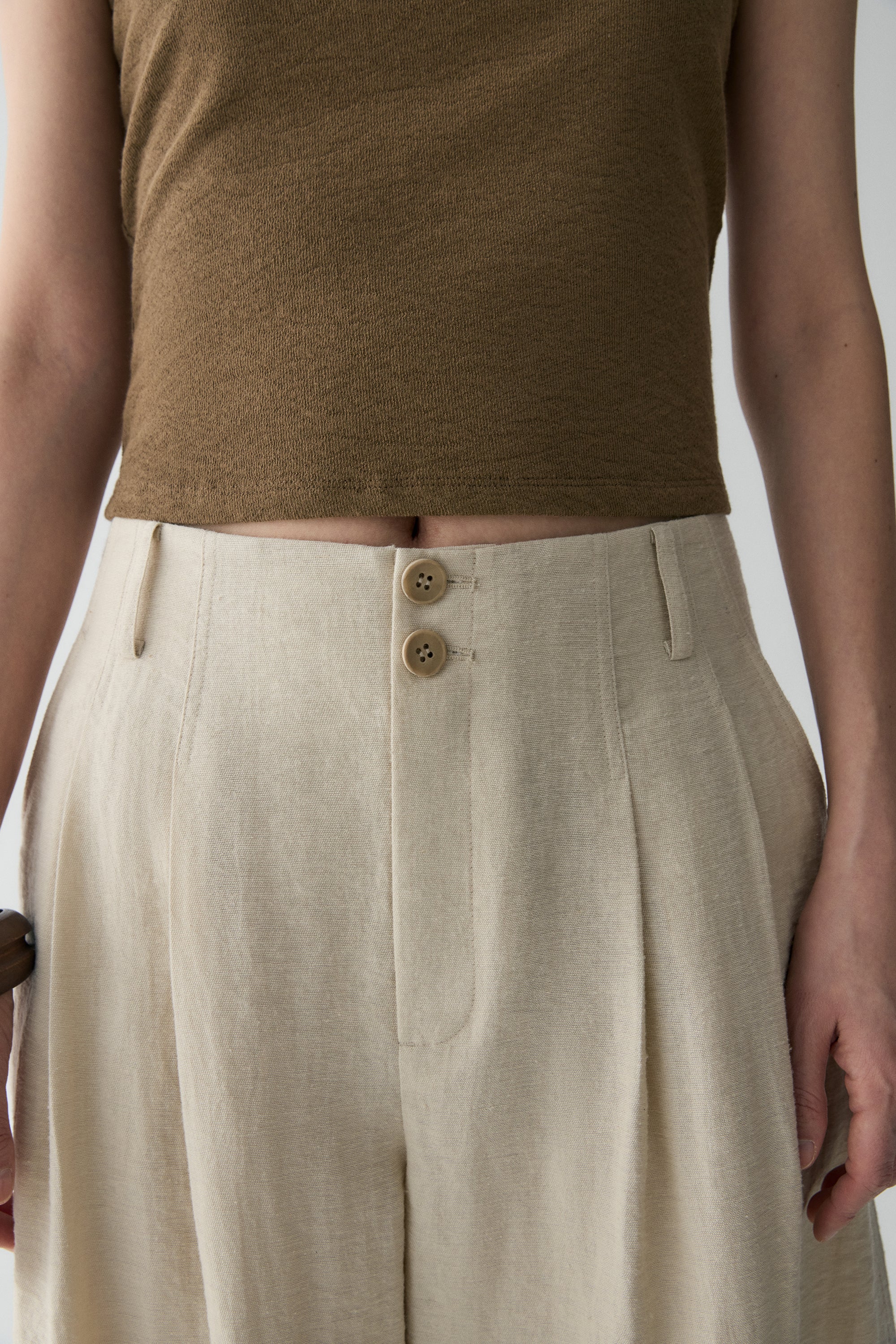 Pleated Curved Linen Pants - Image 19