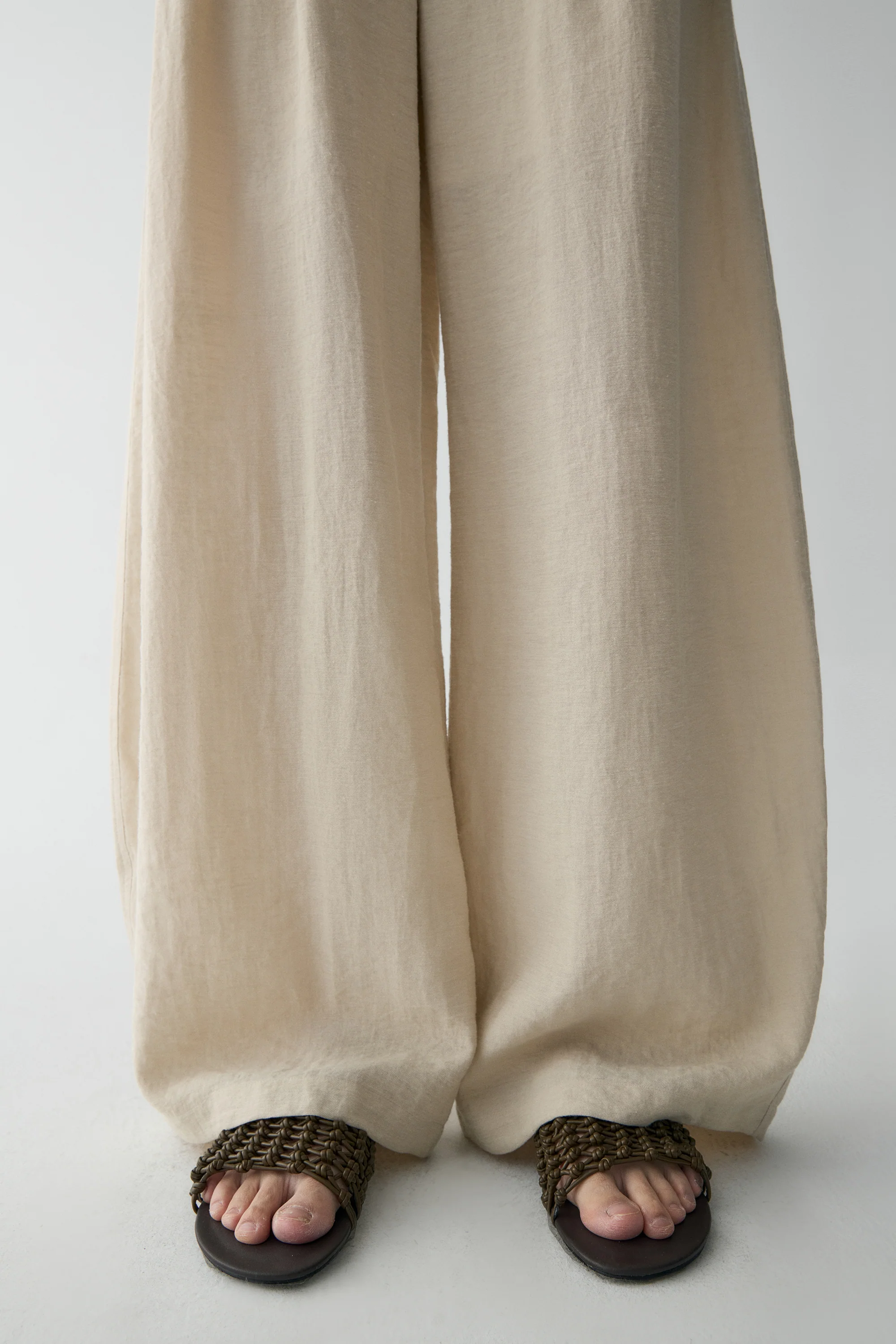 Pleated Curved Linen Pants - Image 21