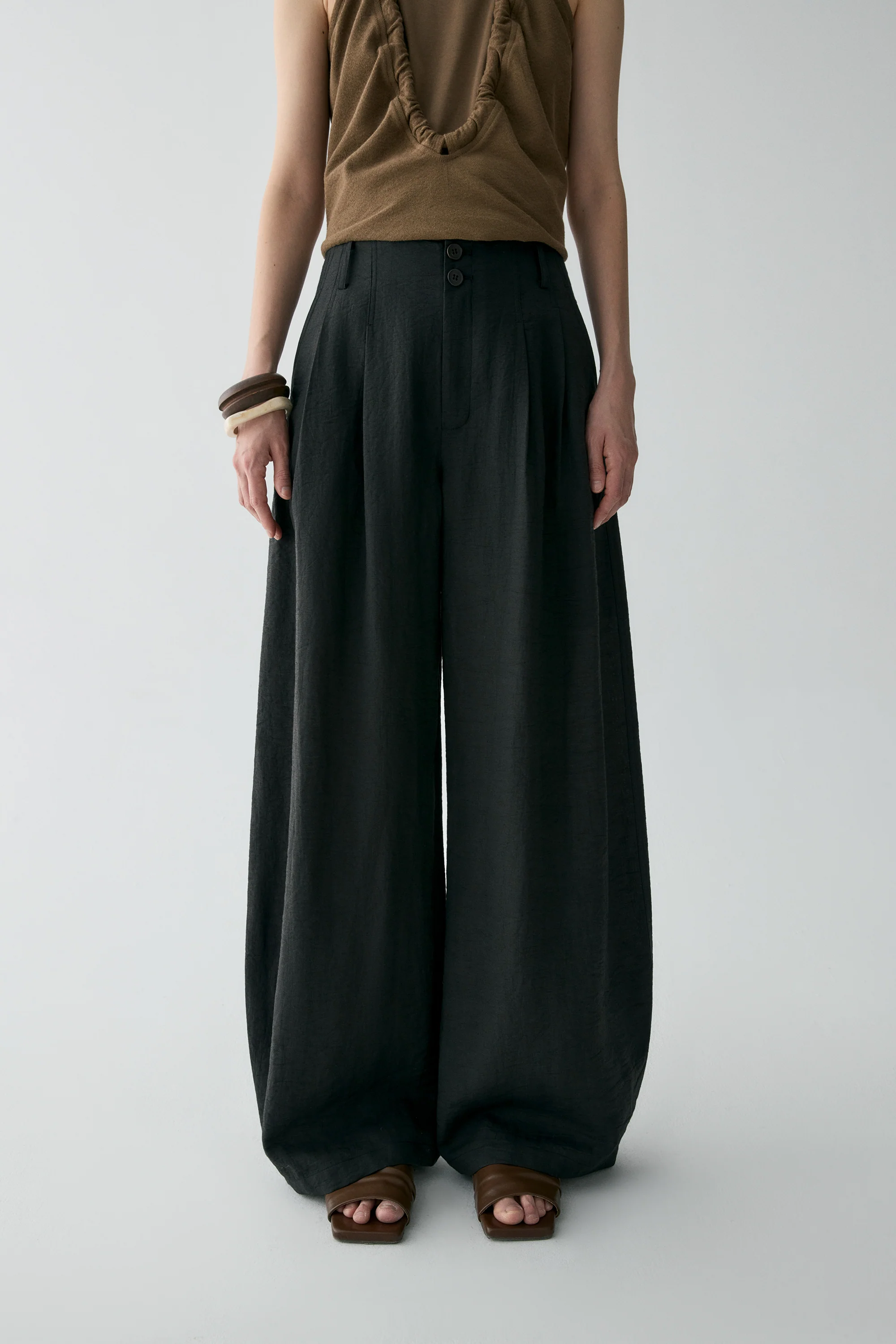 Pleated Curved Linen Pants - Image 7