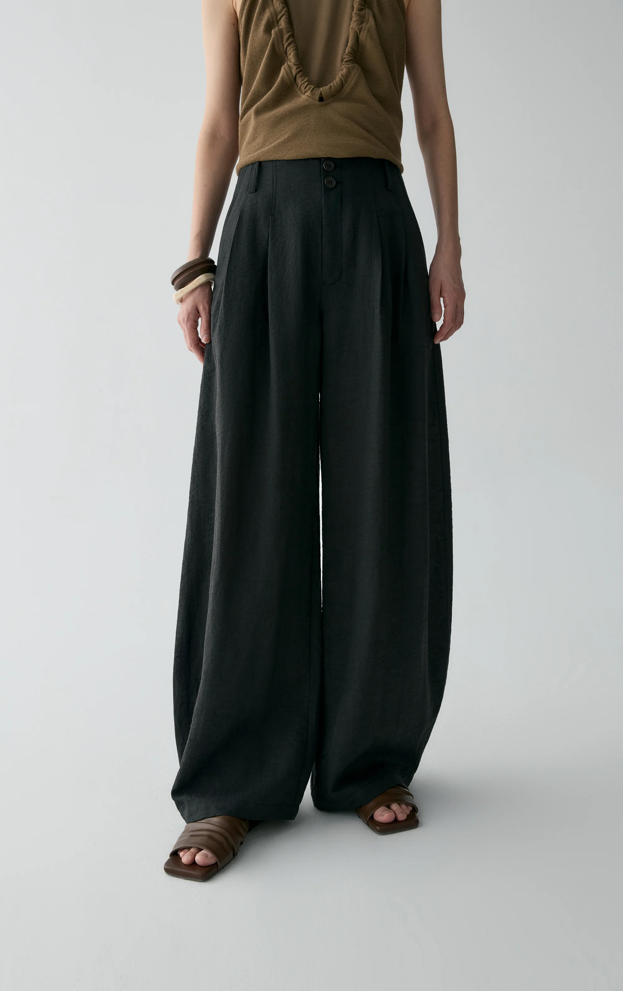 Pleated Curved Linen Pants - Image 8