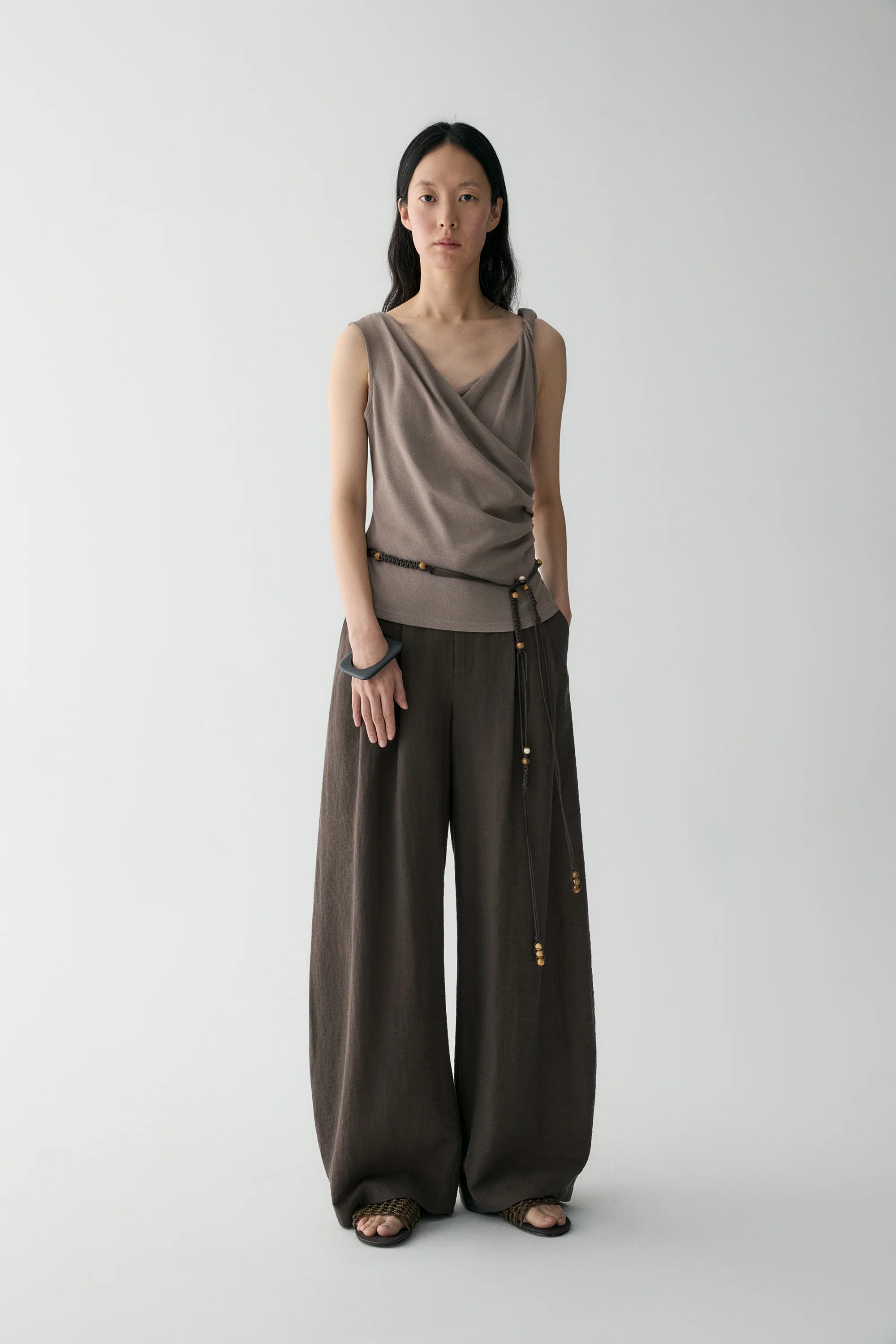 Pleated Curved Linen Pants - Image 9