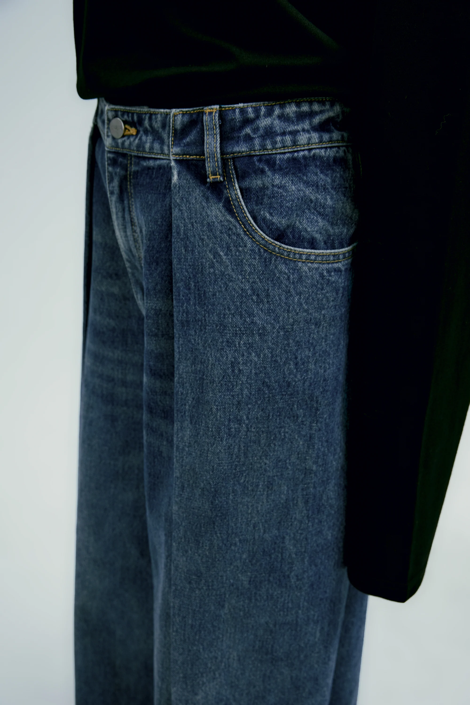 Pleated Wide-leg Jeans - Image 10