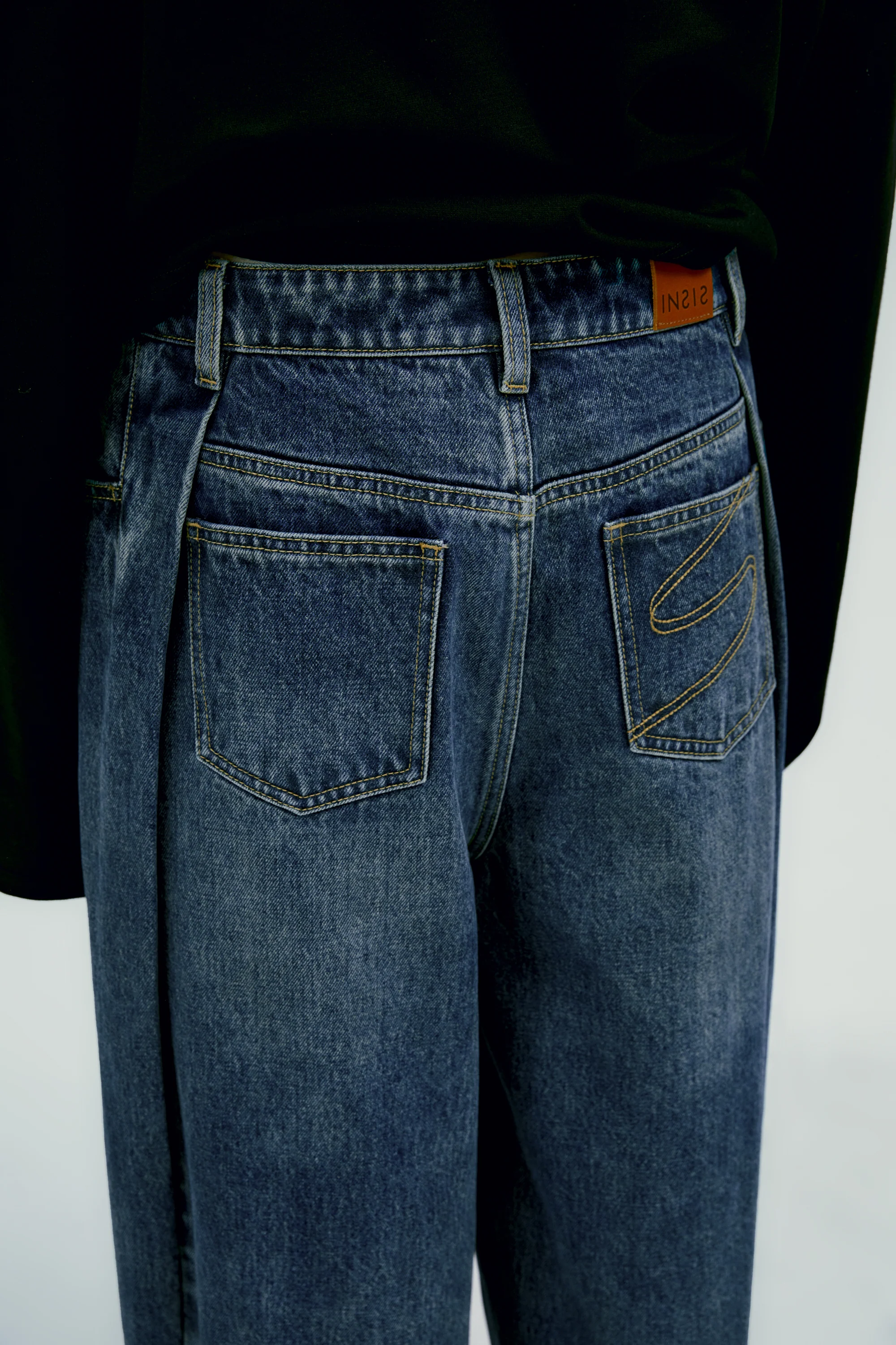 Pleated Wide-leg Jeans - Image 11