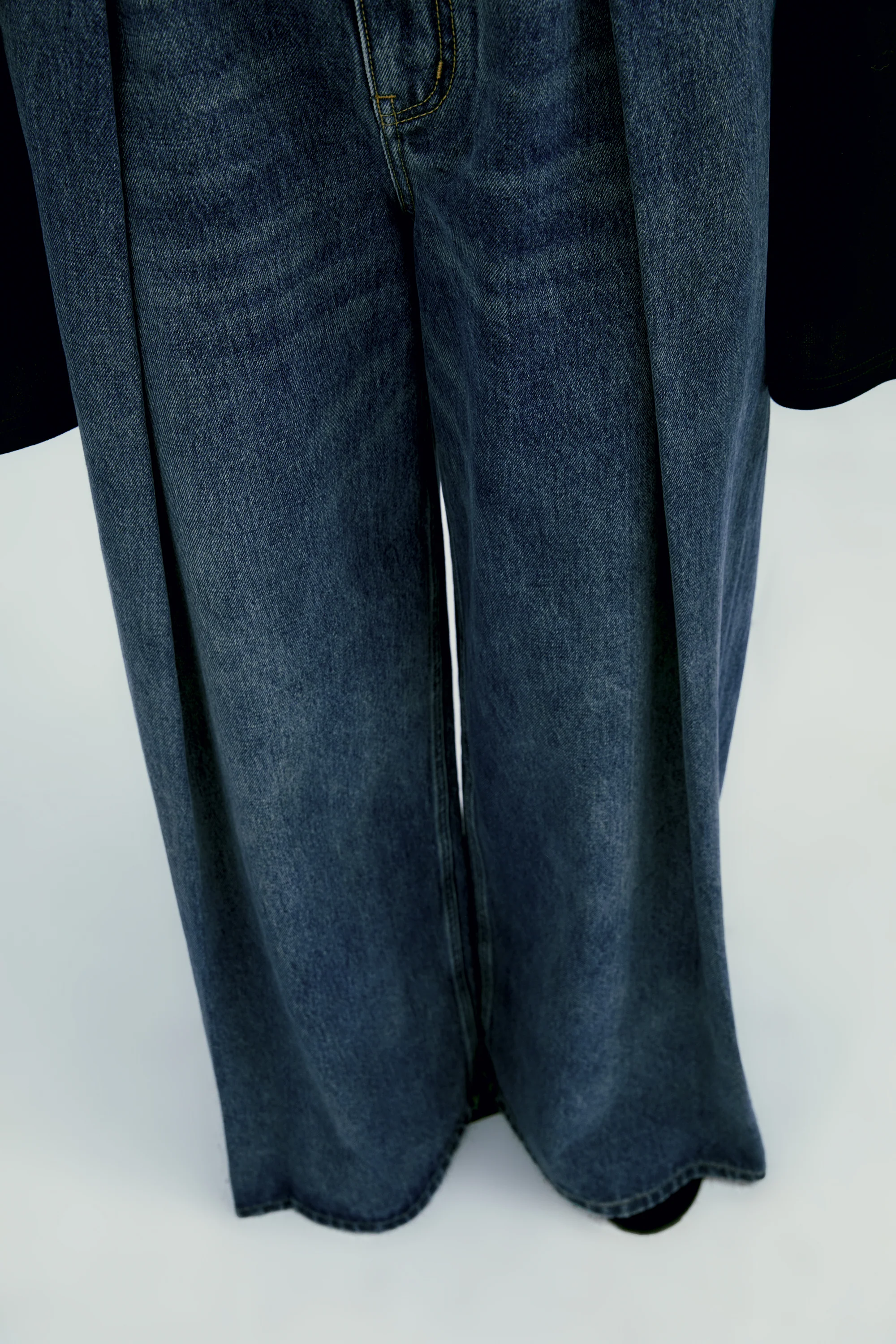 Pleated Wide-leg Jeans - Image 12