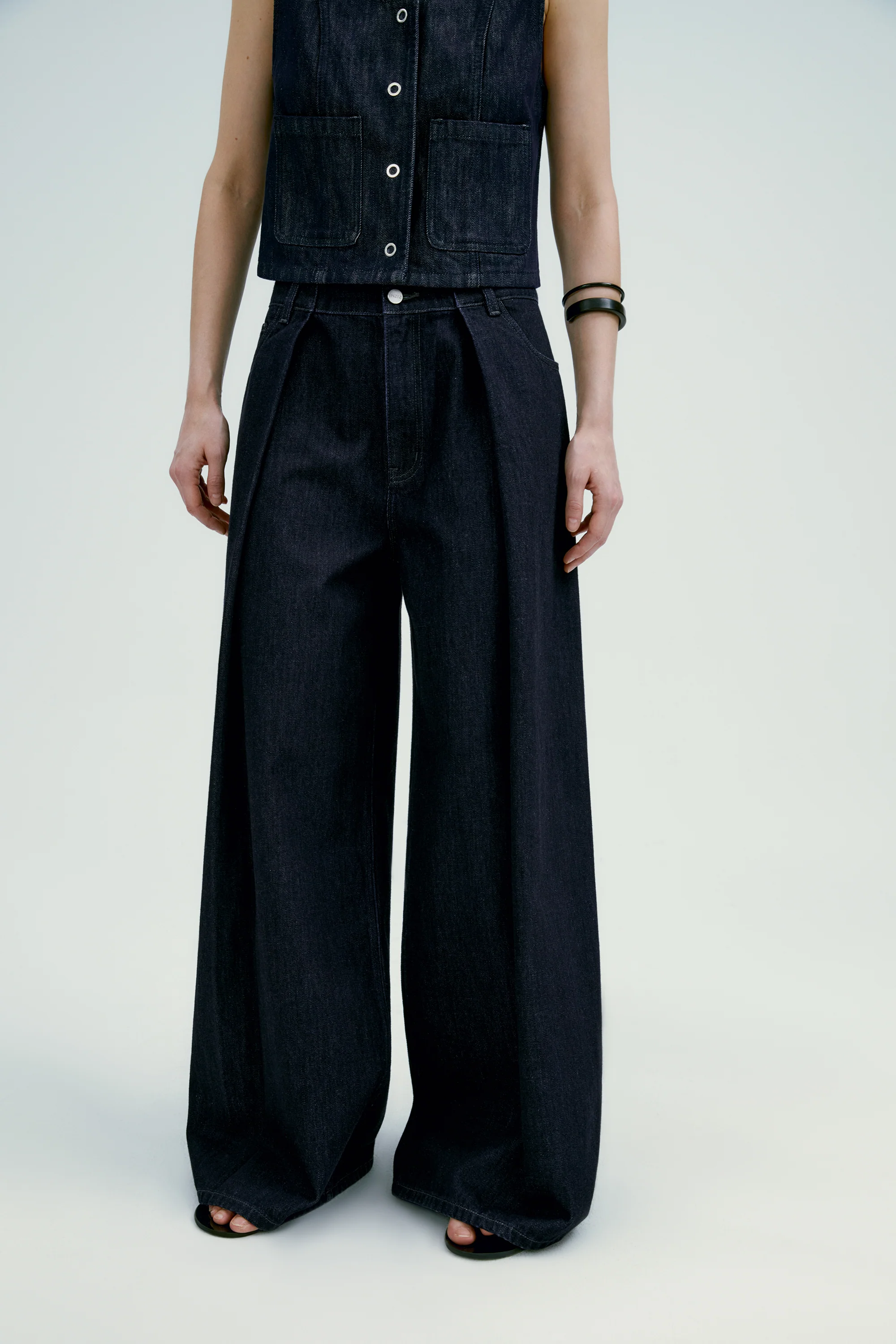 Pleated Wide-leg Jeans - Image 15
