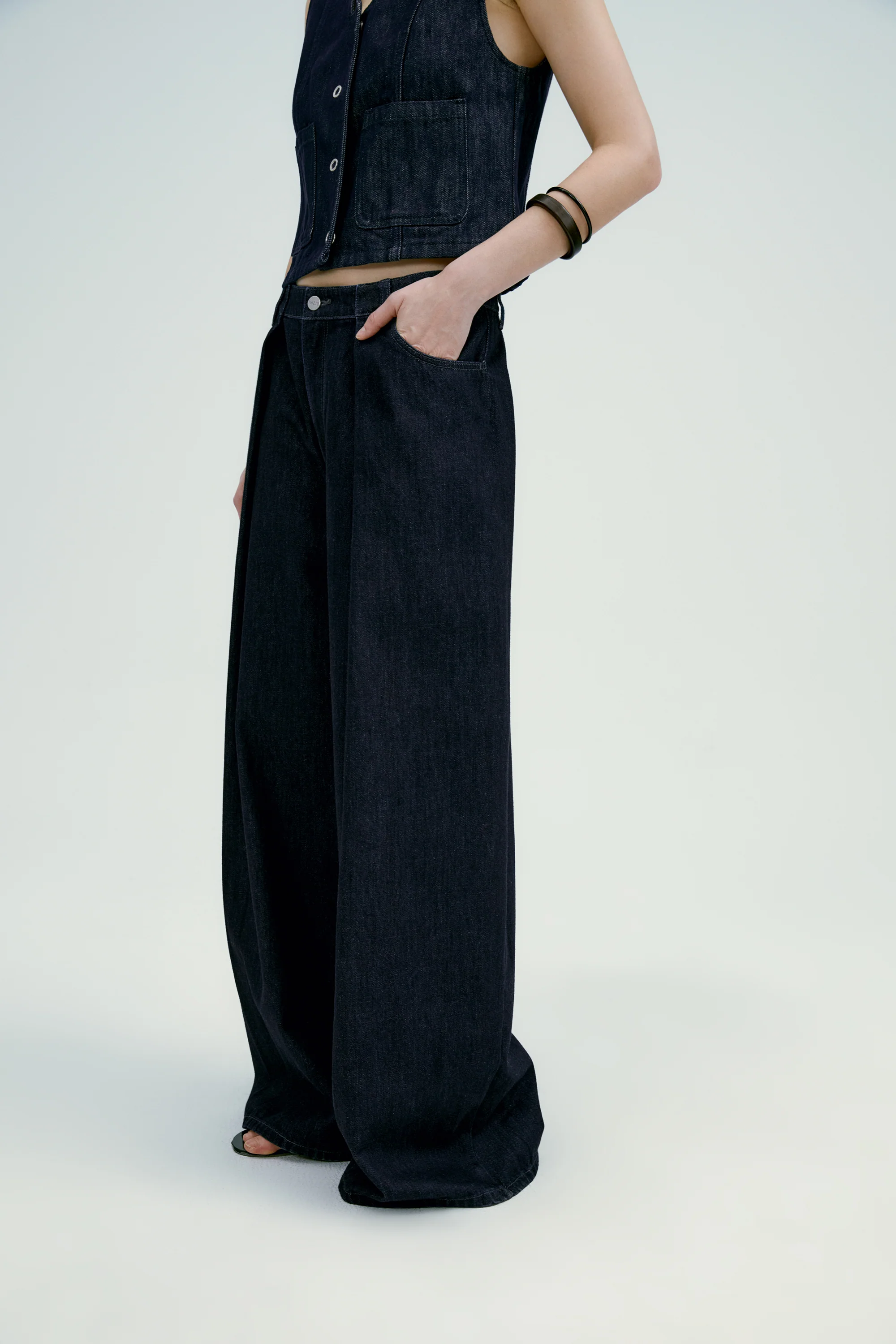 Pleated Wide-leg Jeans - Image 16