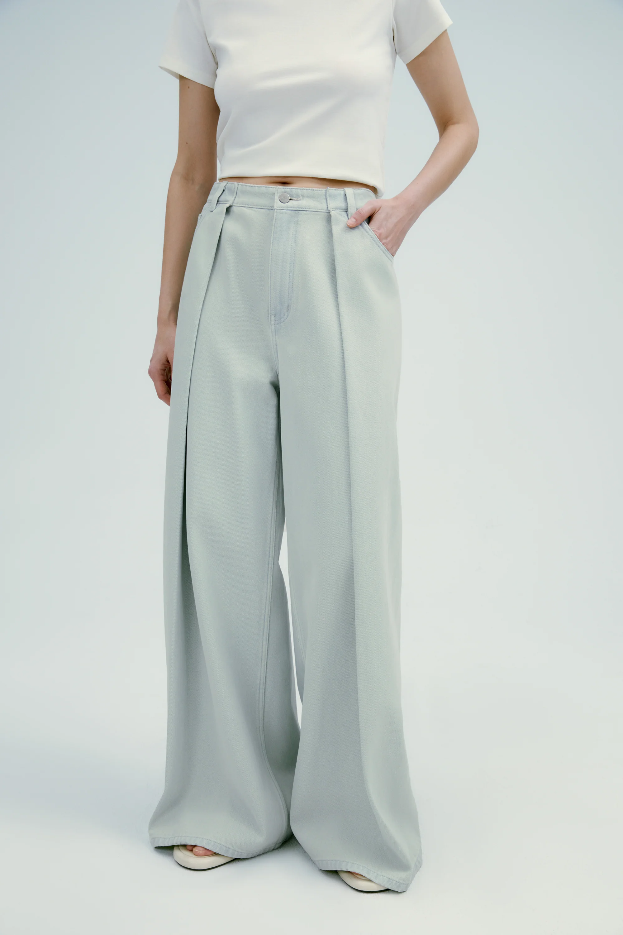 Pleated Wide-leg Jeans - Image 17