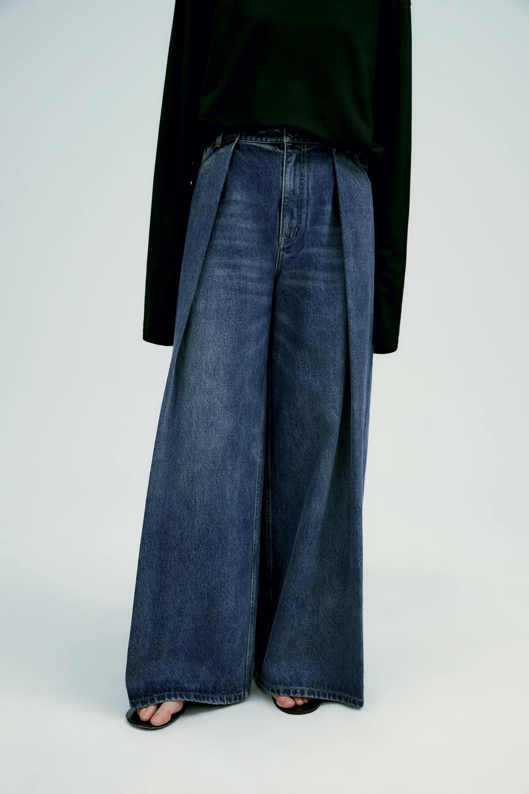 Pleated Wide-leg Jeans - Image 6