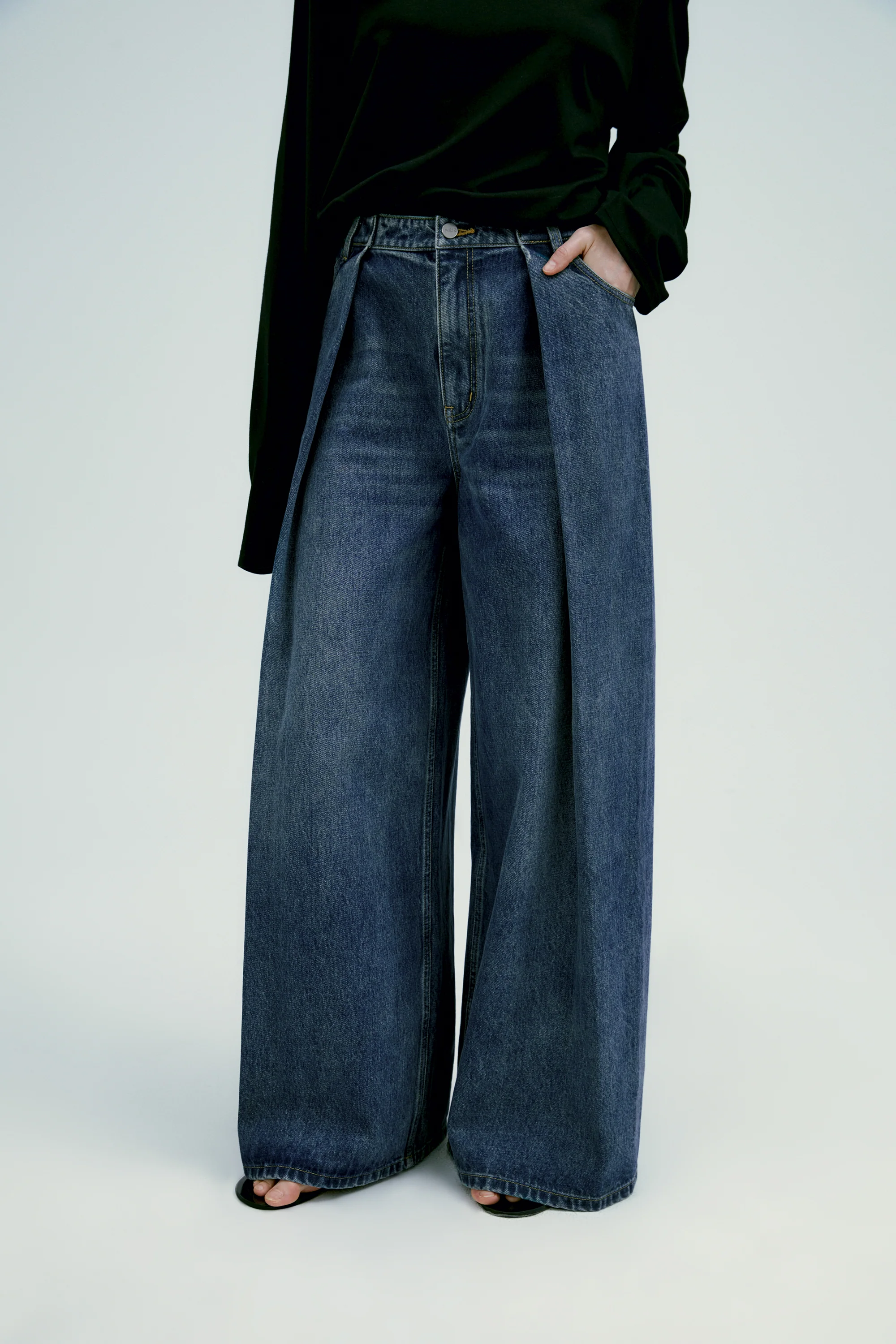 Pleated Wide-leg Jeans - Image 7