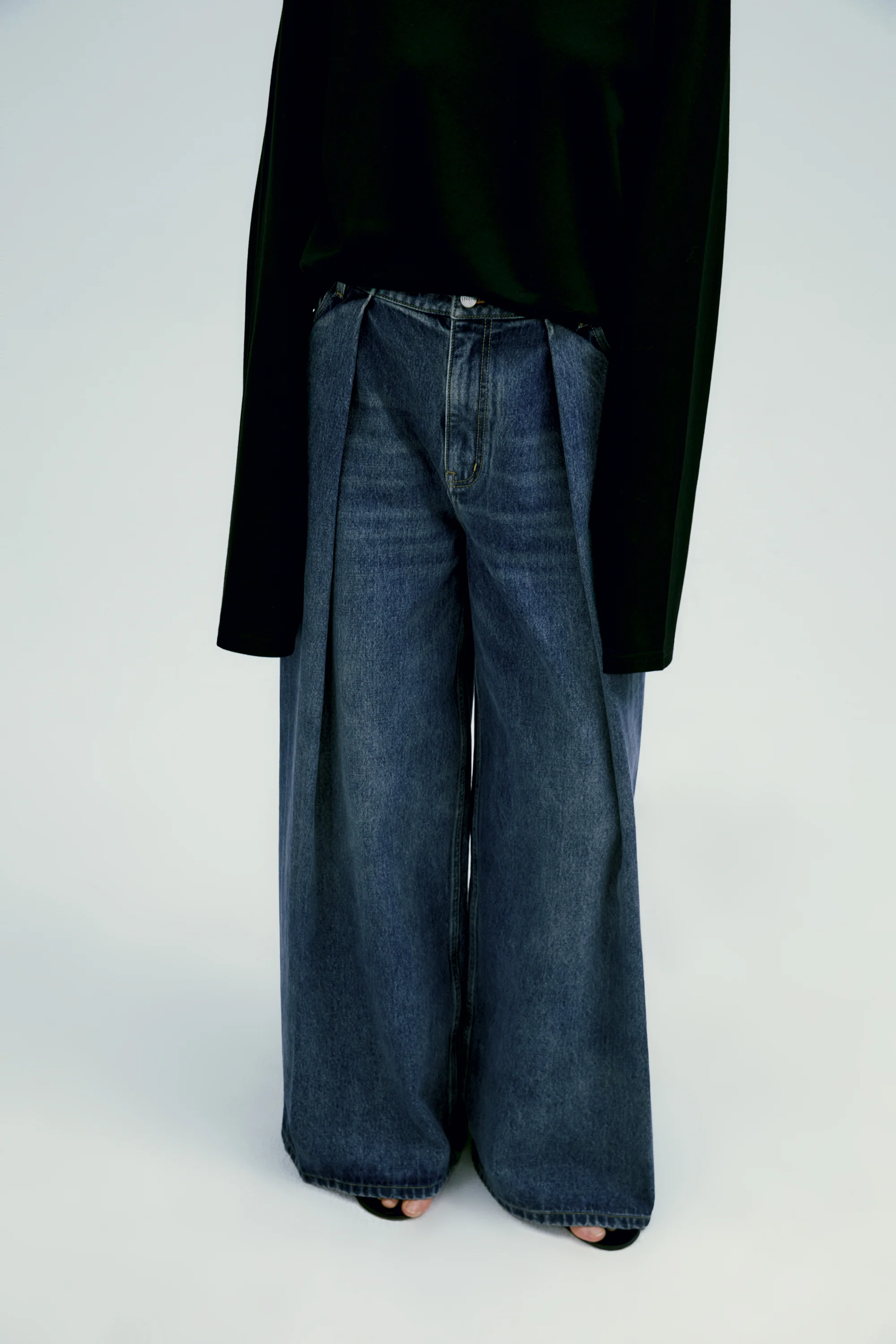Pleated Wide-leg Jeans - Image 8