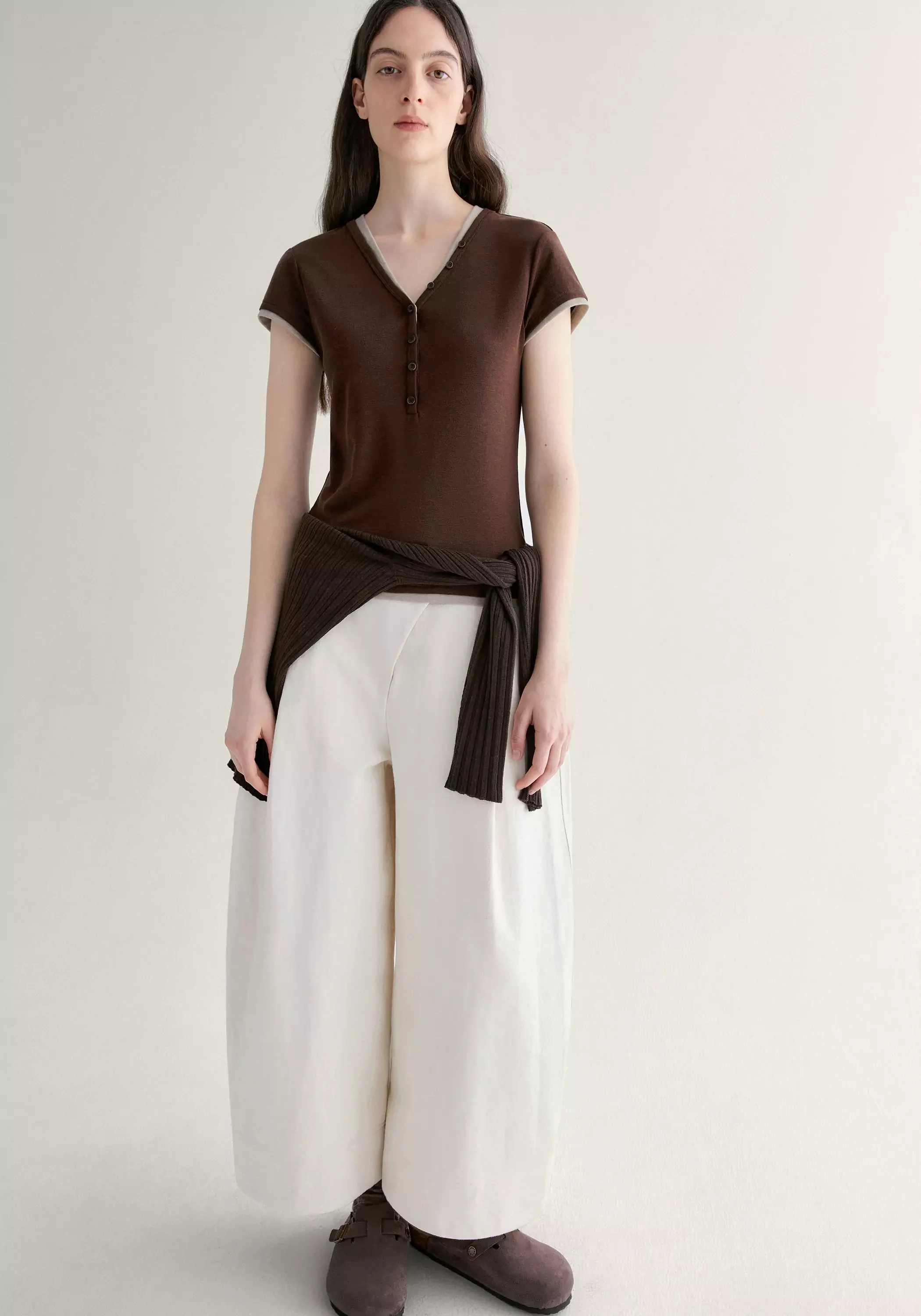 V-neck Buttoned T-shirt - Image 10