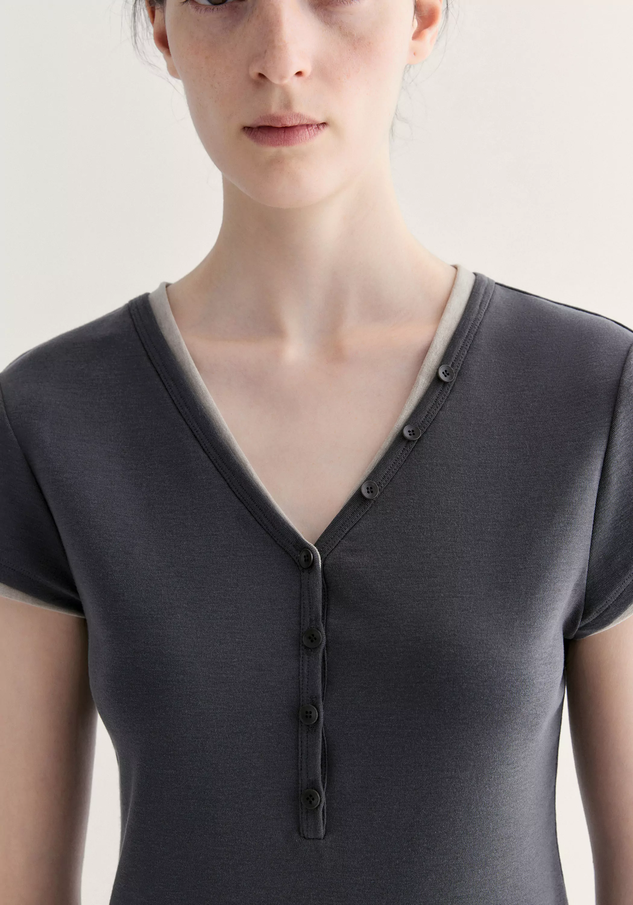 V-neck Buttoned T-shirt - Image 16
