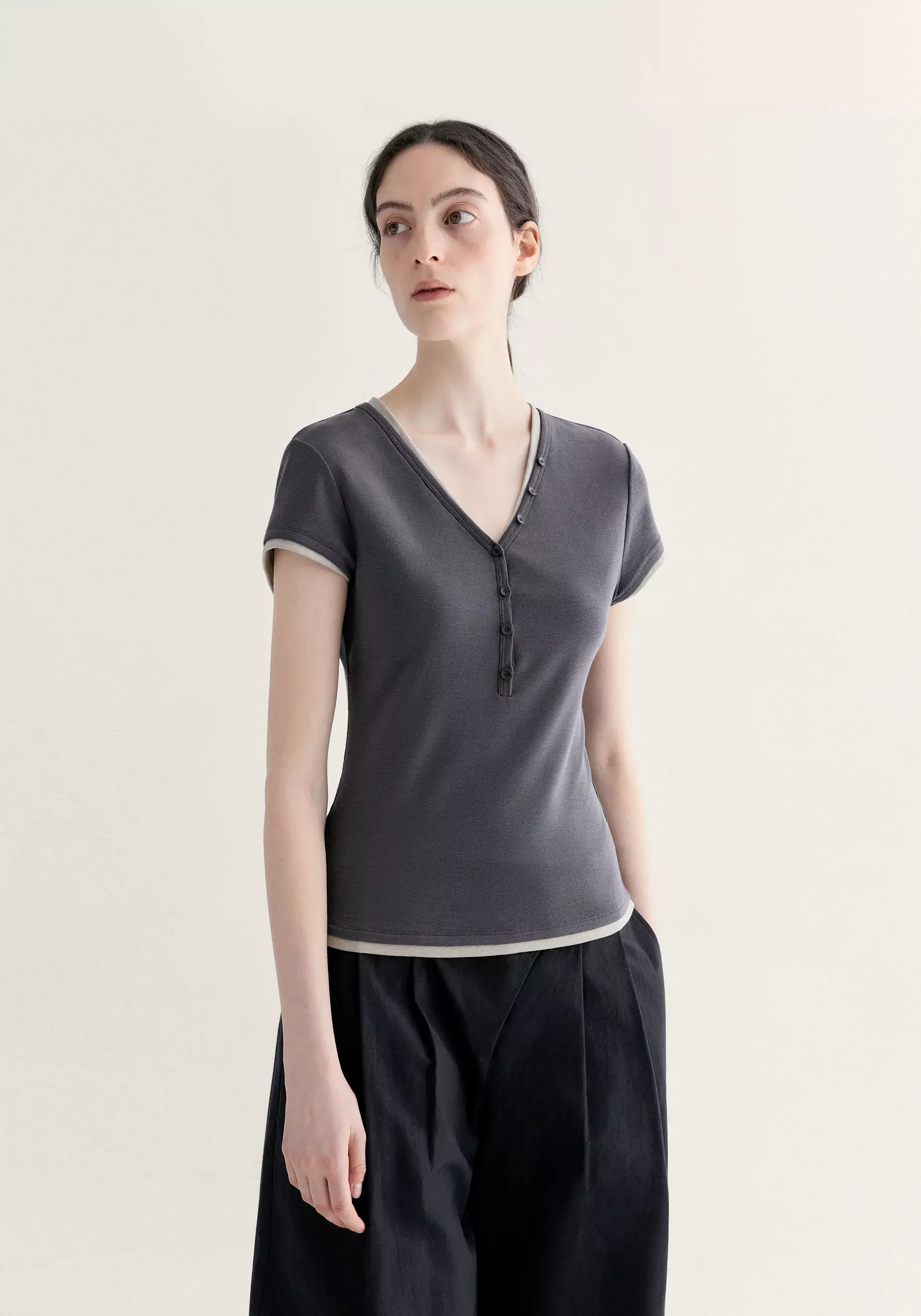 V-neck Buttoned T-shirt - Image 3